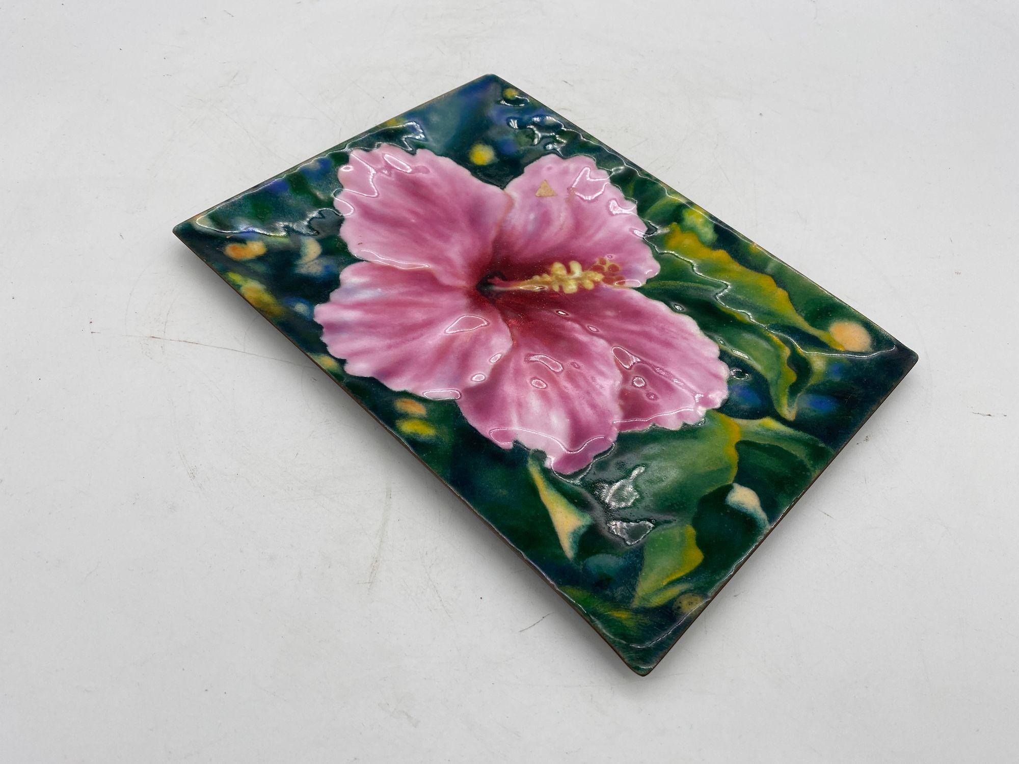 Bonne Couleur Galvanoplastik Cloisonné Hibiskus Dekorativer Teller im Zustand „Hervorragend“ im Angebot in Van Nuys, CA