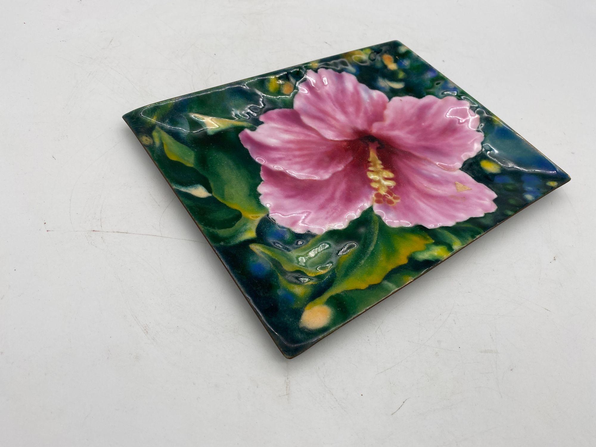 Bonne Couleur Galvanoplastik Cloisonné Hibiskus Dekorativer Teller (Ende des 20. Jahrhunderts) im Angebot