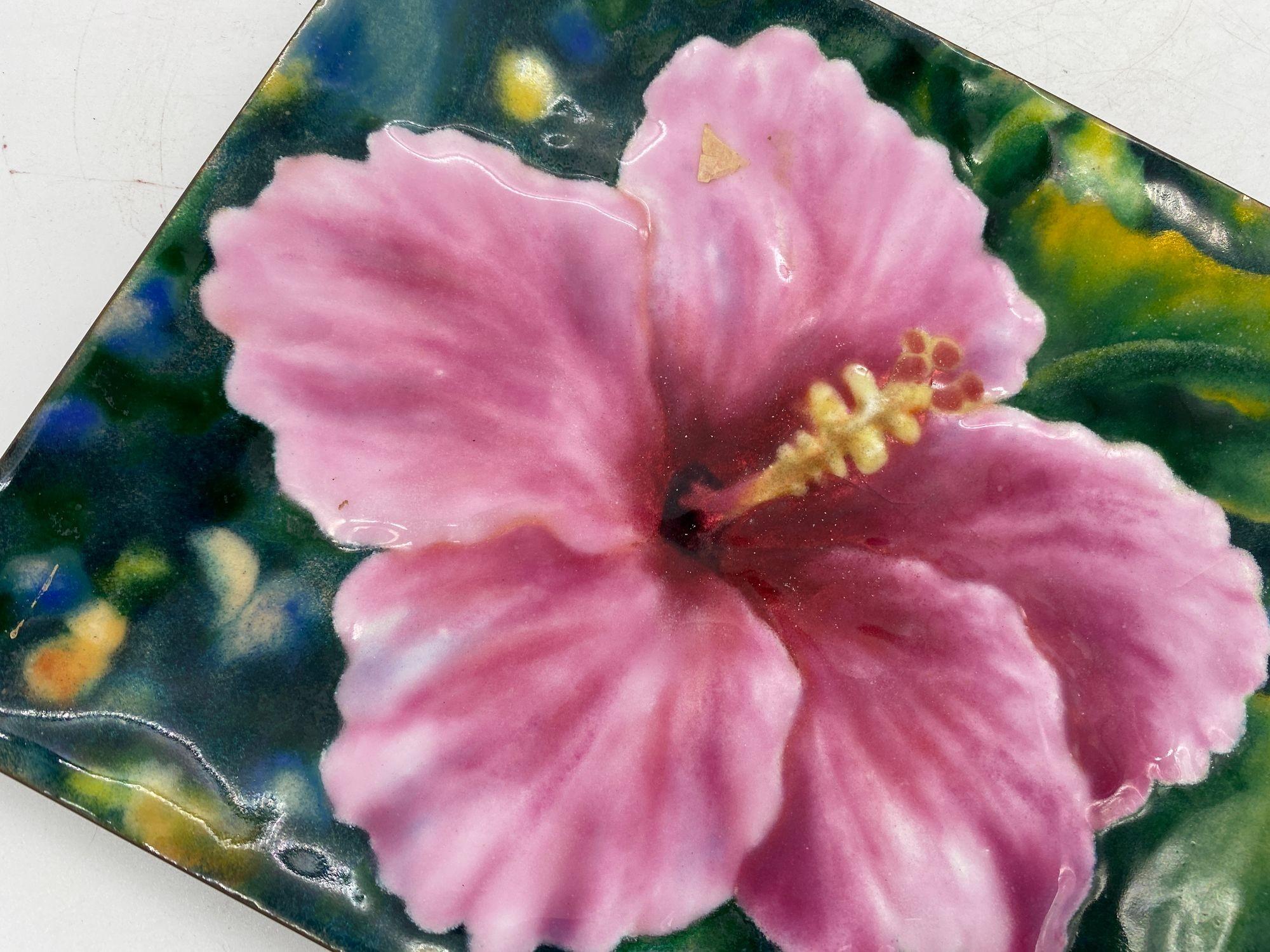 Bonne Couleur Galvanoplastik Cloisonné Hibiskus Dekorativer Teller (Metall) im Angebot