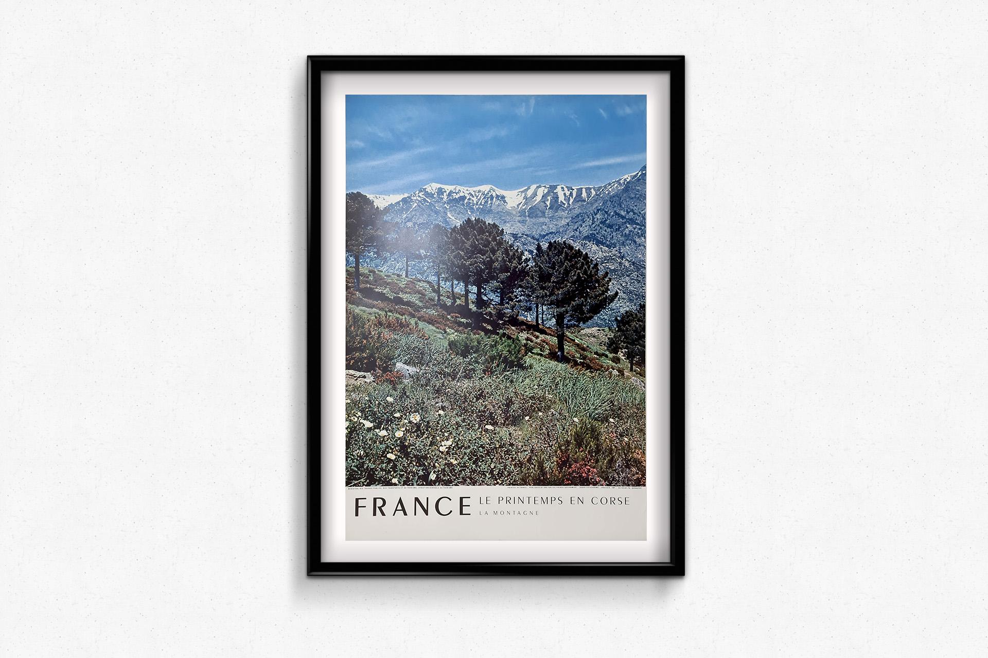 Este impresionante cartel de viaje original de 1956, fotografiado por Bonnefoy, capta maravillosamente la indómita belleza natural del paisaje montañoso de Córcega en primavera. La imagen muestra un vívido contraste entre los picos nevados del fondo