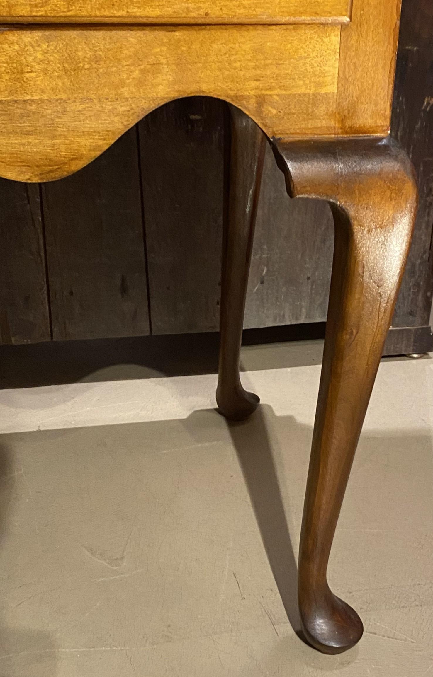 Bonnet Top Highboy mit Pinwheel-Schnitzereien und beeindruckender Größe im Angebot 4