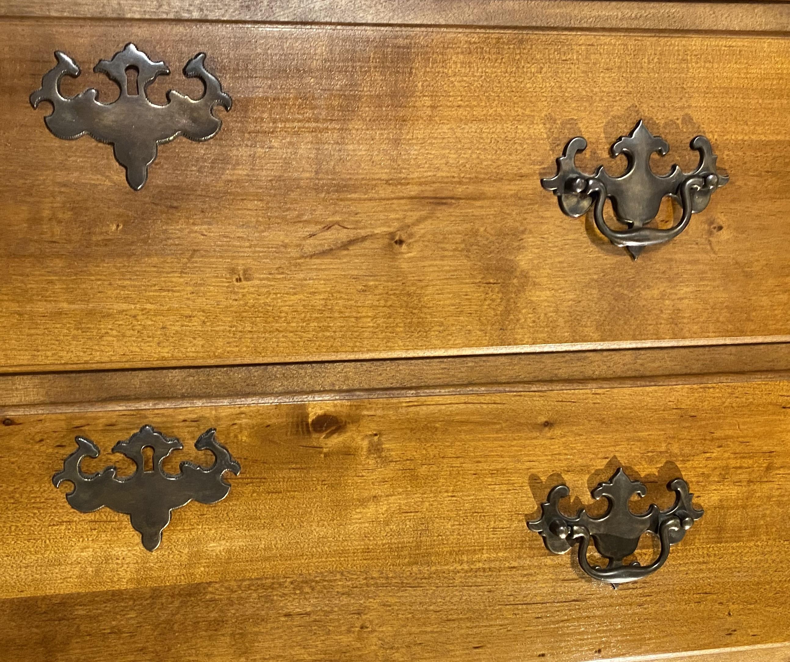 Bonnet Top Highboy mit Pinwheel-Schnitzereien und beeindruckender Größe im Angebot 5