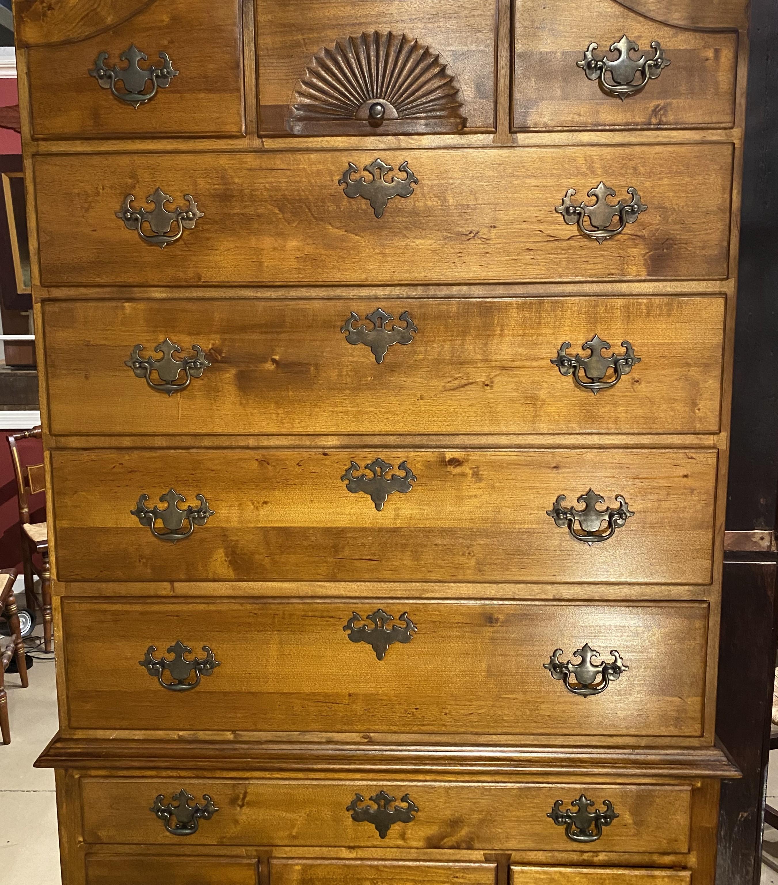 Bonnet Top Highboy mit Pinwheel-Schnitzereien und beeindruckender Größe (Federal) im Angebot