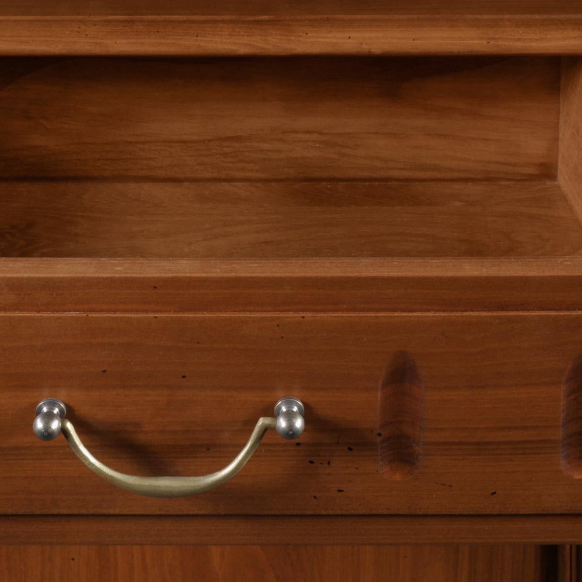 Bonnetiere-Schrank aus massivem Kirschbaumholz, TRADITION Französischer Landhausstil (Messing) im Angebot