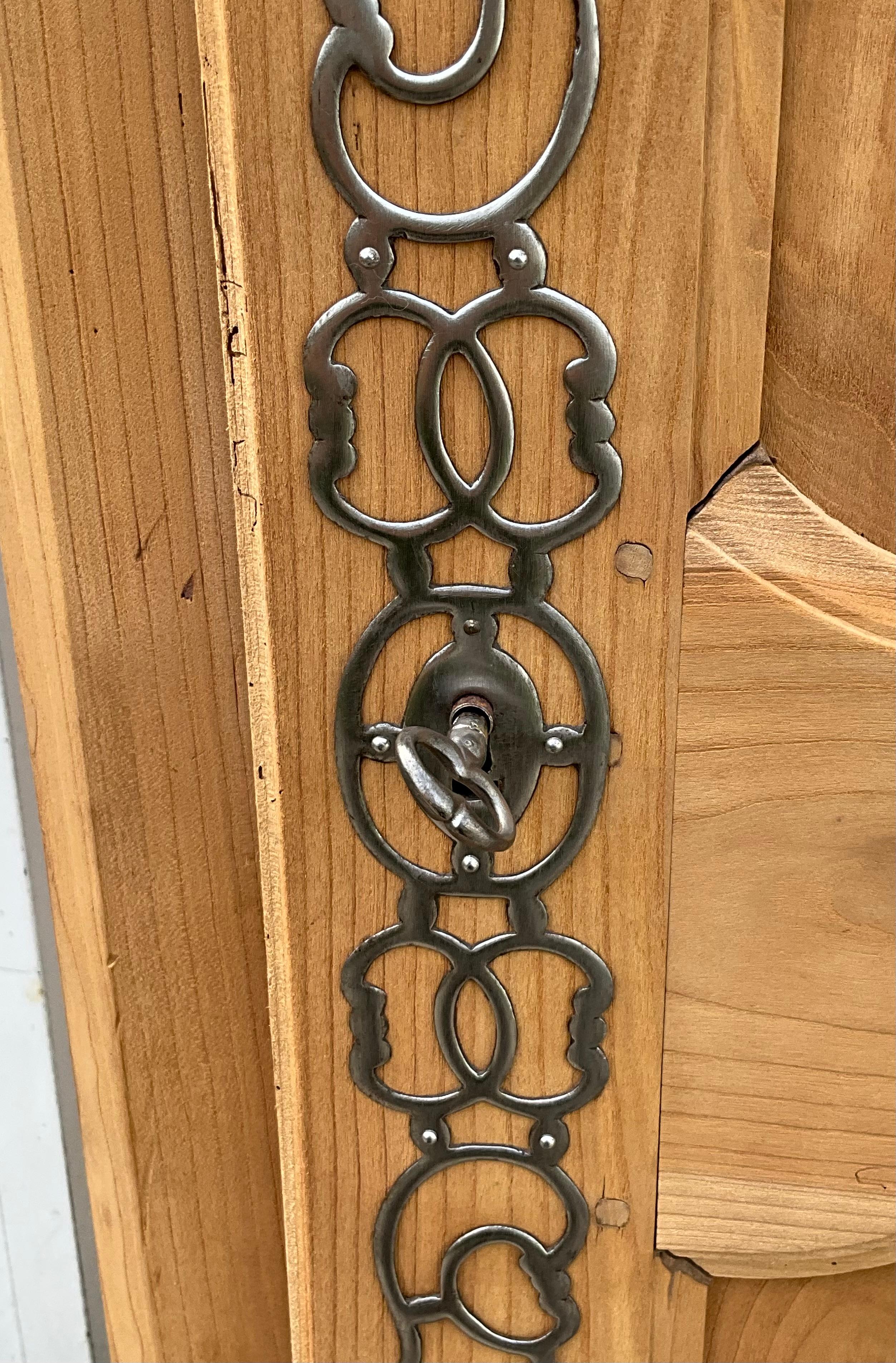 Bonnetière Française De Style Louis 15 En Merisier Massif Mid 19th Century In Good Condition For Sale In SAINT-CLÉMENT-DE-LA-PLACE, FR