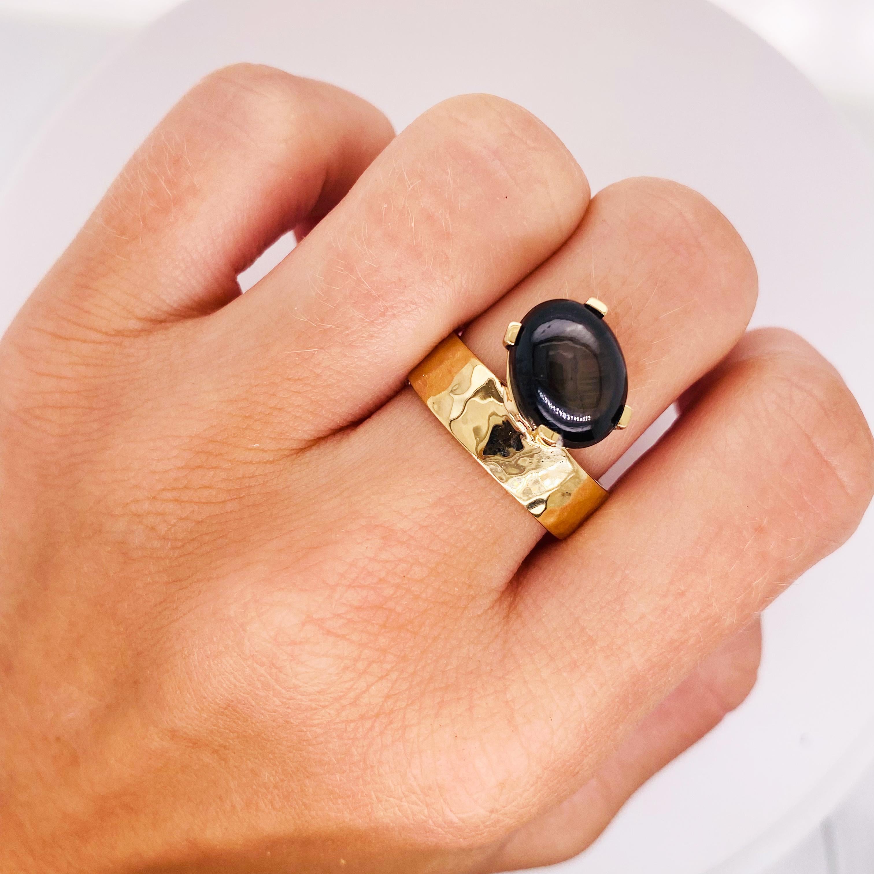 Contemporain Bague « Bonnie » en saphir noir étoilé avec anneau martelé en or jaune 14 carats  en vente