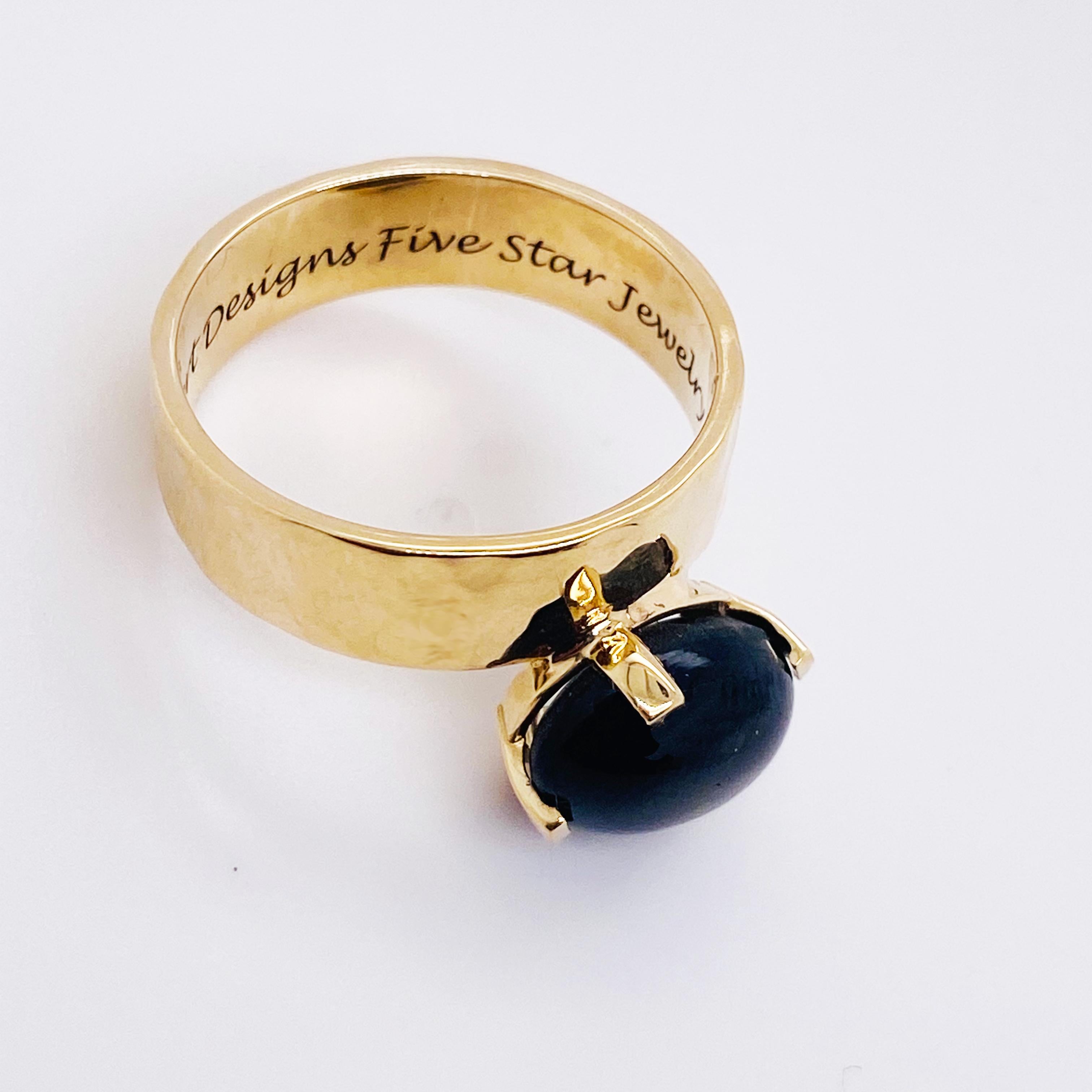 Bague « Bonnie » en saphir noir étoilé avec anneau martelé en or jaune 14 carats  Neuf - En vente à Austin, TX