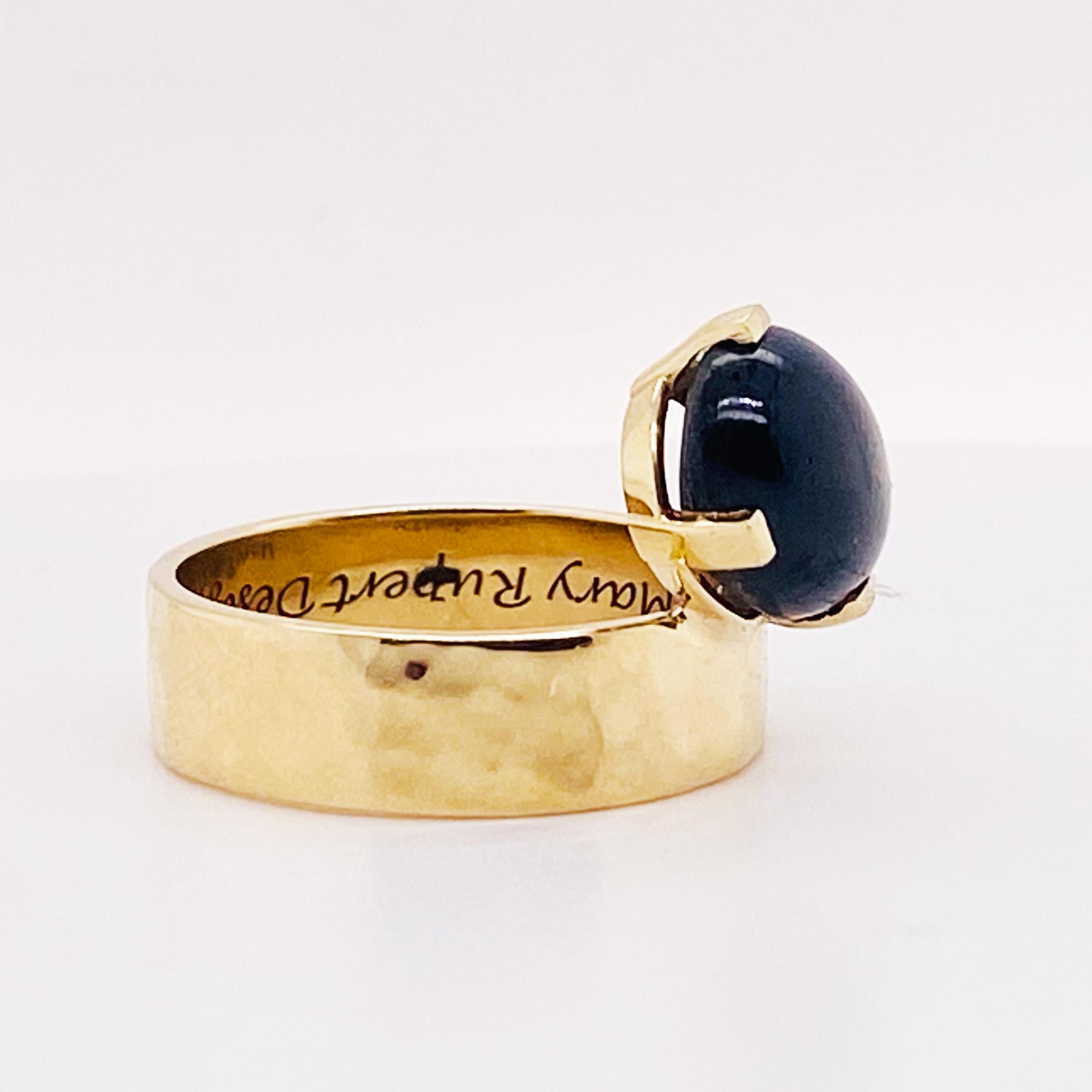 Bague « Bonnie » en saphir noir étoilé avec anneau martelé en or jaune 14 carats  Unisexe en vente
