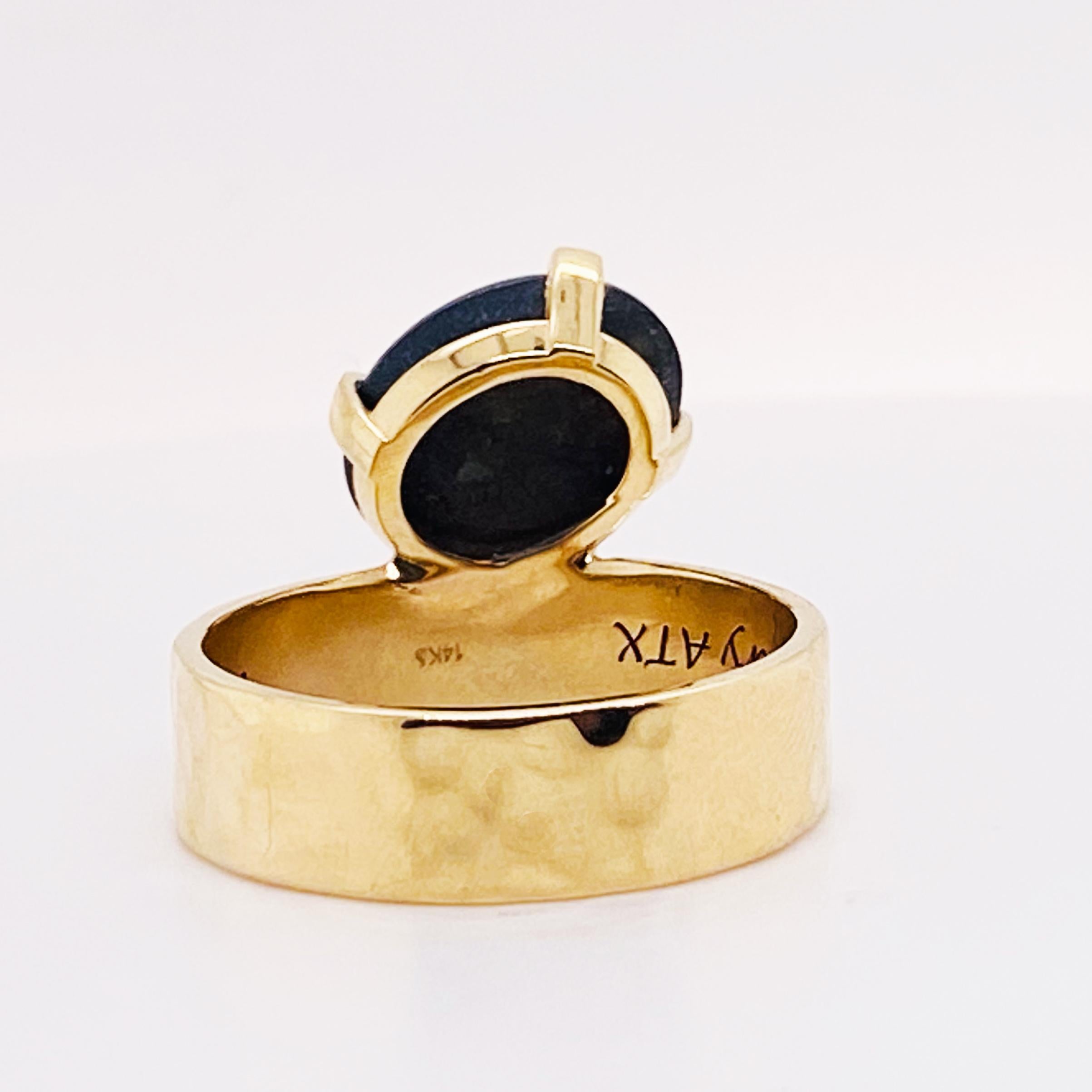 Bague « Bonnie » en saphir noir étoilé avec anneau martelé en or jaune 14 carats  en vente 1