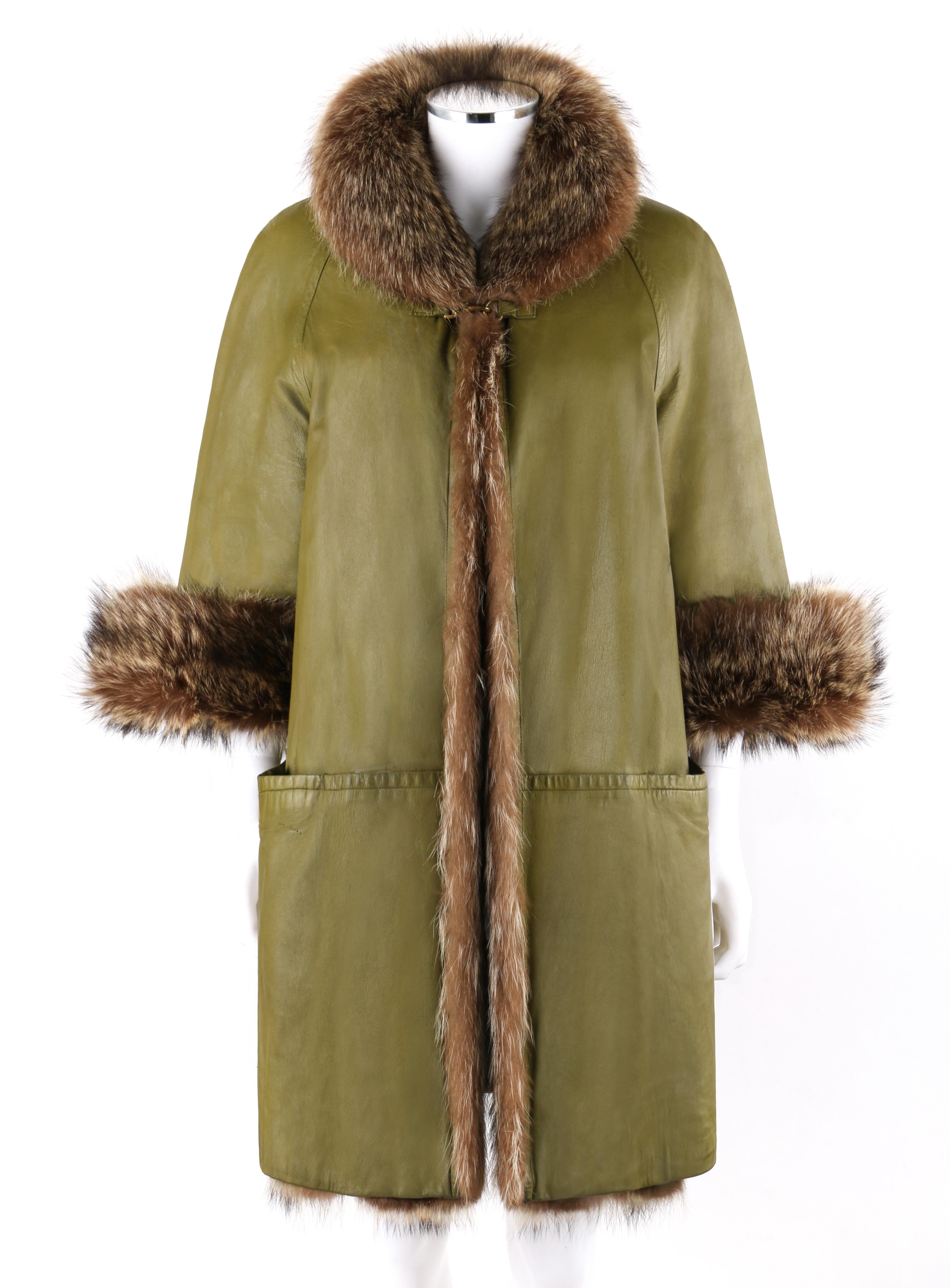 Marron BONNIE CASHIN c.1960's SILLS & Co. Manteau modulaire vert olive en fourrure de raton laveur en vente