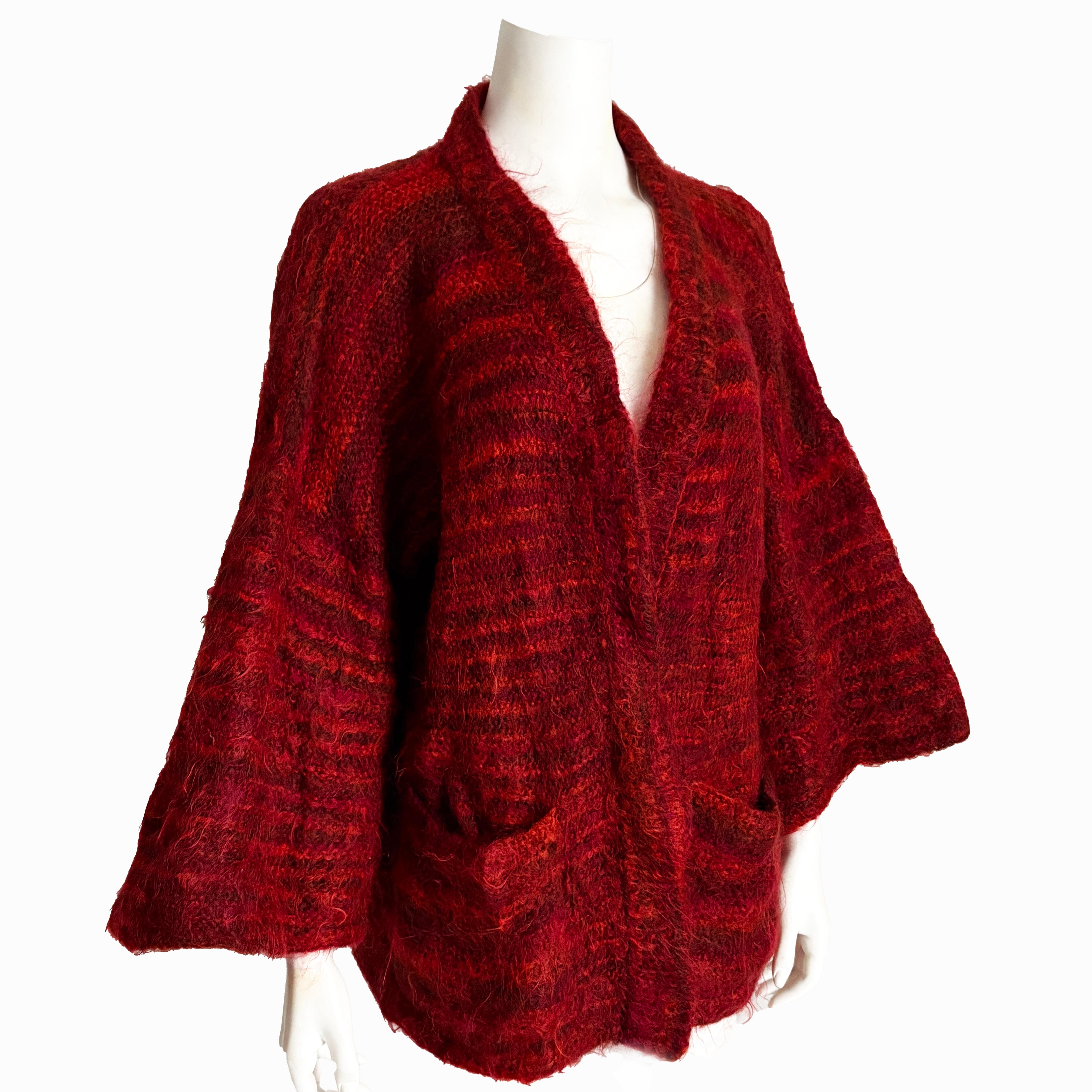 Favoloso e raro maglione cardigan in mohair di Bonnie Cashin, dalla sua collezione The Knittery della fine degli anni '70.  Realizzato in una morbida maglia di mohair con un motivo a strisce ombreggiate di bordeaux, pomodoro e magenta, presenta