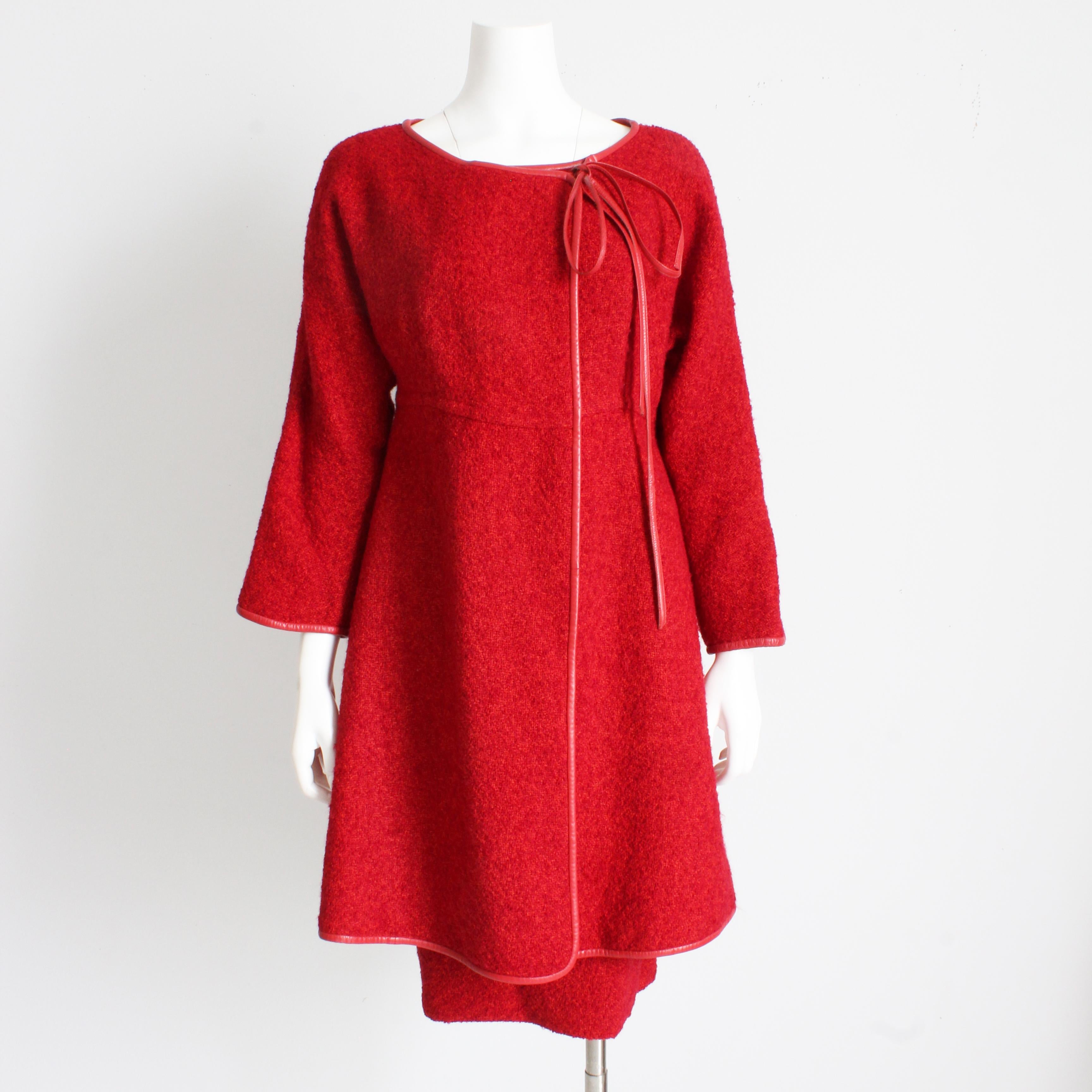 Ensemble veste et jupe Bonnie Cashin for Sills authentique, vintage, d'occasion, circa 1960. Réalisée dans une maille de laine bouclée rouge cerise, rose et orange absolument fabuleuse, la veste est garnie de cuir rouge cerise.

Un magnifique