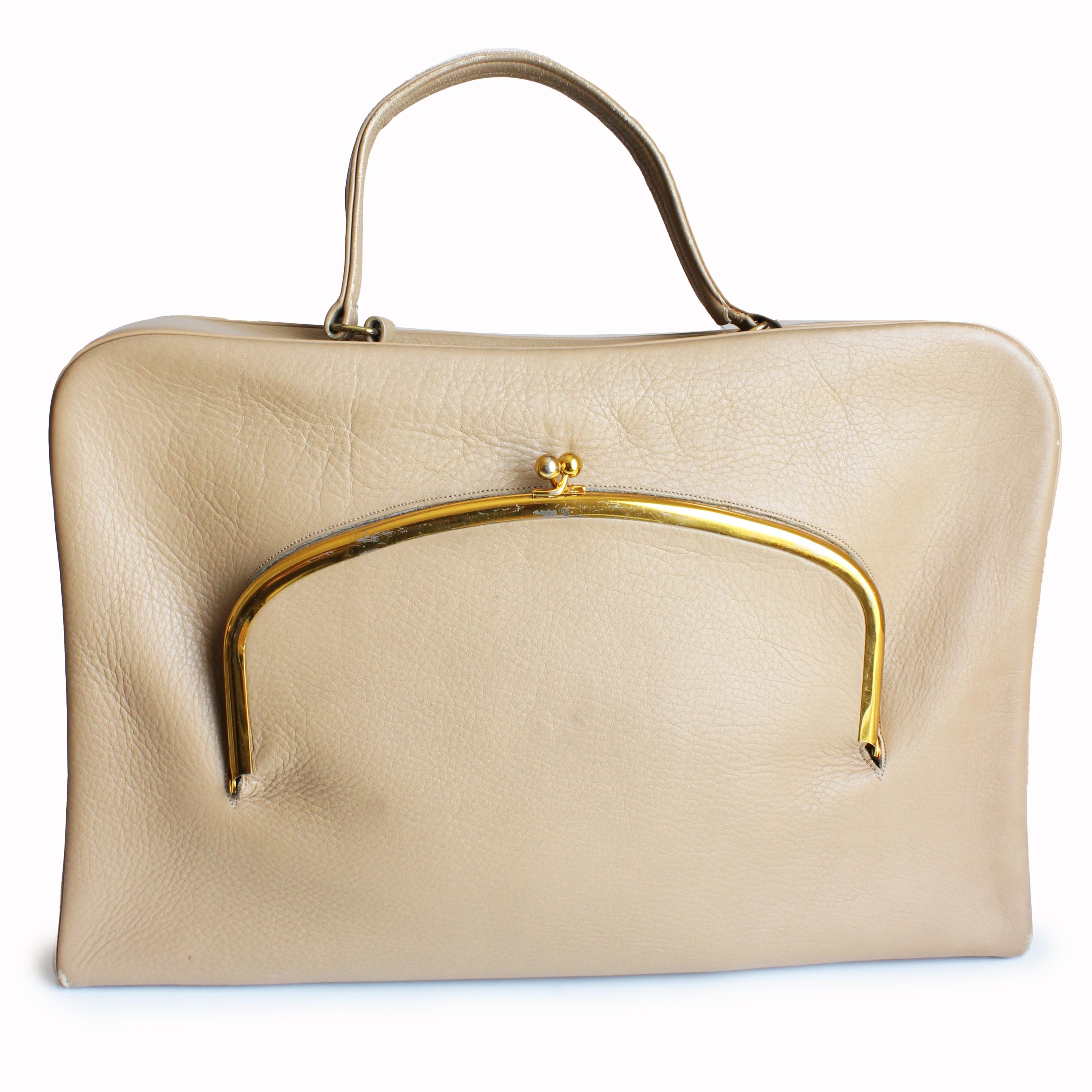 Authentique, d'occasion, vintage Bonnie Cashin for Coach 'Cashin Carry' Attache Briefcase bag, probablement fabriqué au début des années 1960. 

Confectionné en cuir fauve, ce sac d'affaires chic est doté d'une pochette surdimensionnée à fermeture à
