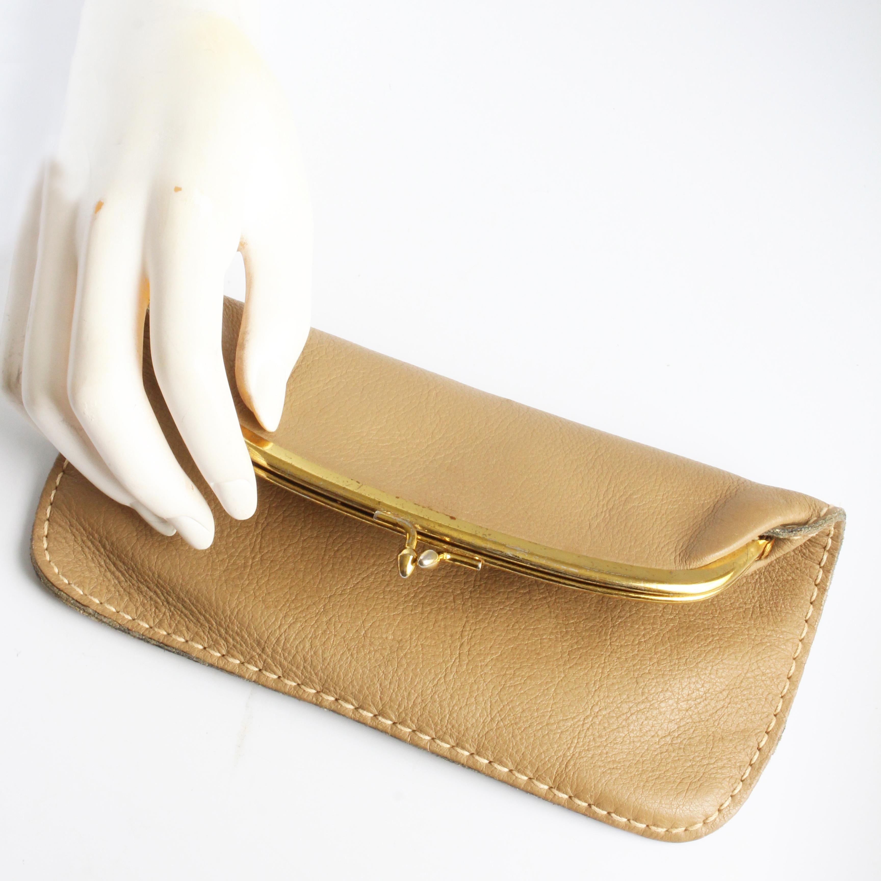 Bonnie Cashin for Coach Foldover Purse Clutch Bag Cashin Carry 60s Tan Leather  In Good Condition For Sale In Port Saint Lucie, FL