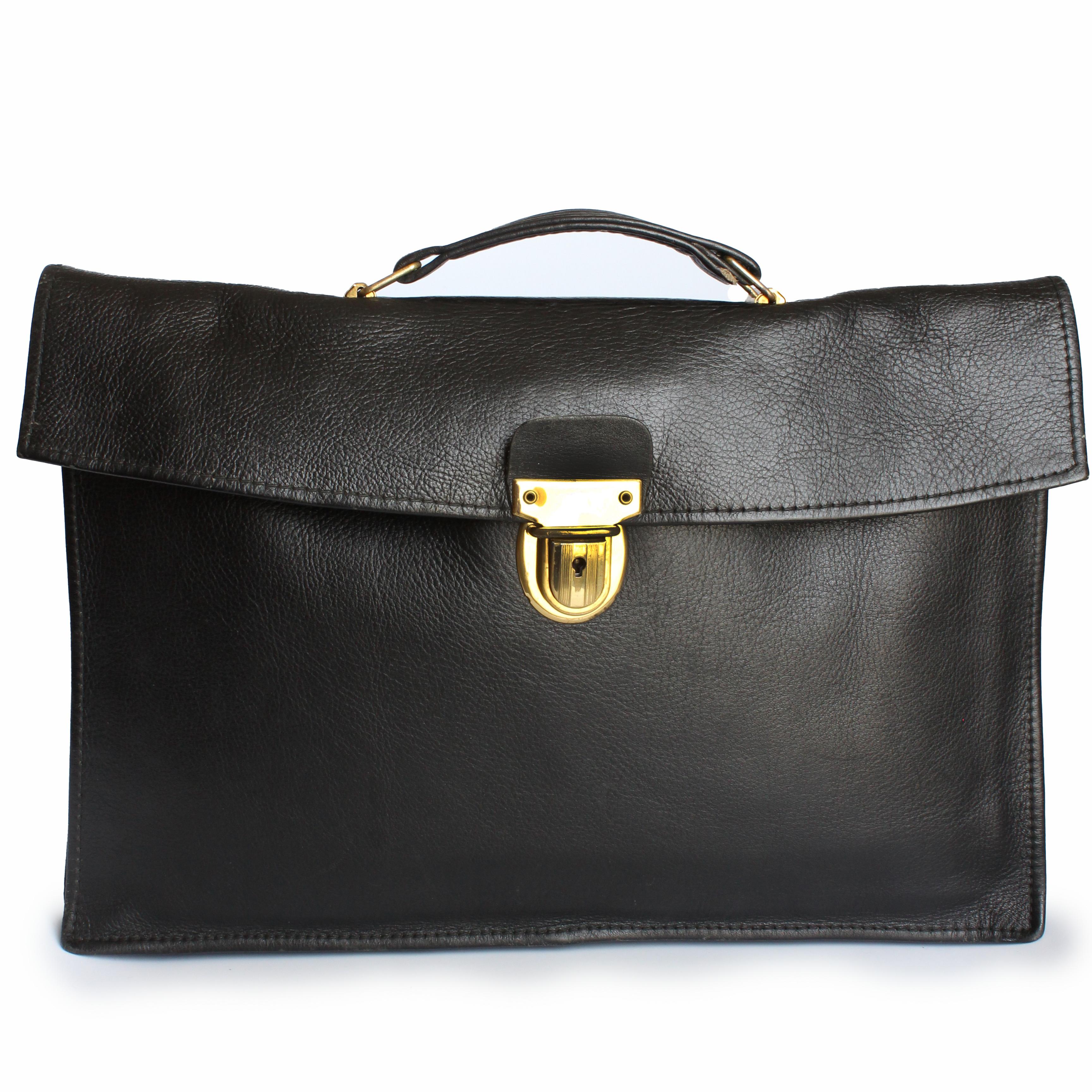 Sac d'occasion vintage Bonnie Cashin for Coach Portfolio, probablement fabriqué au milieu des années 1960. Confectionné en cuir grainé noir, il est doté d'une fermeture à poussoir et doublé du tissu rayé signature de Bonnie, avec une poche zippée à