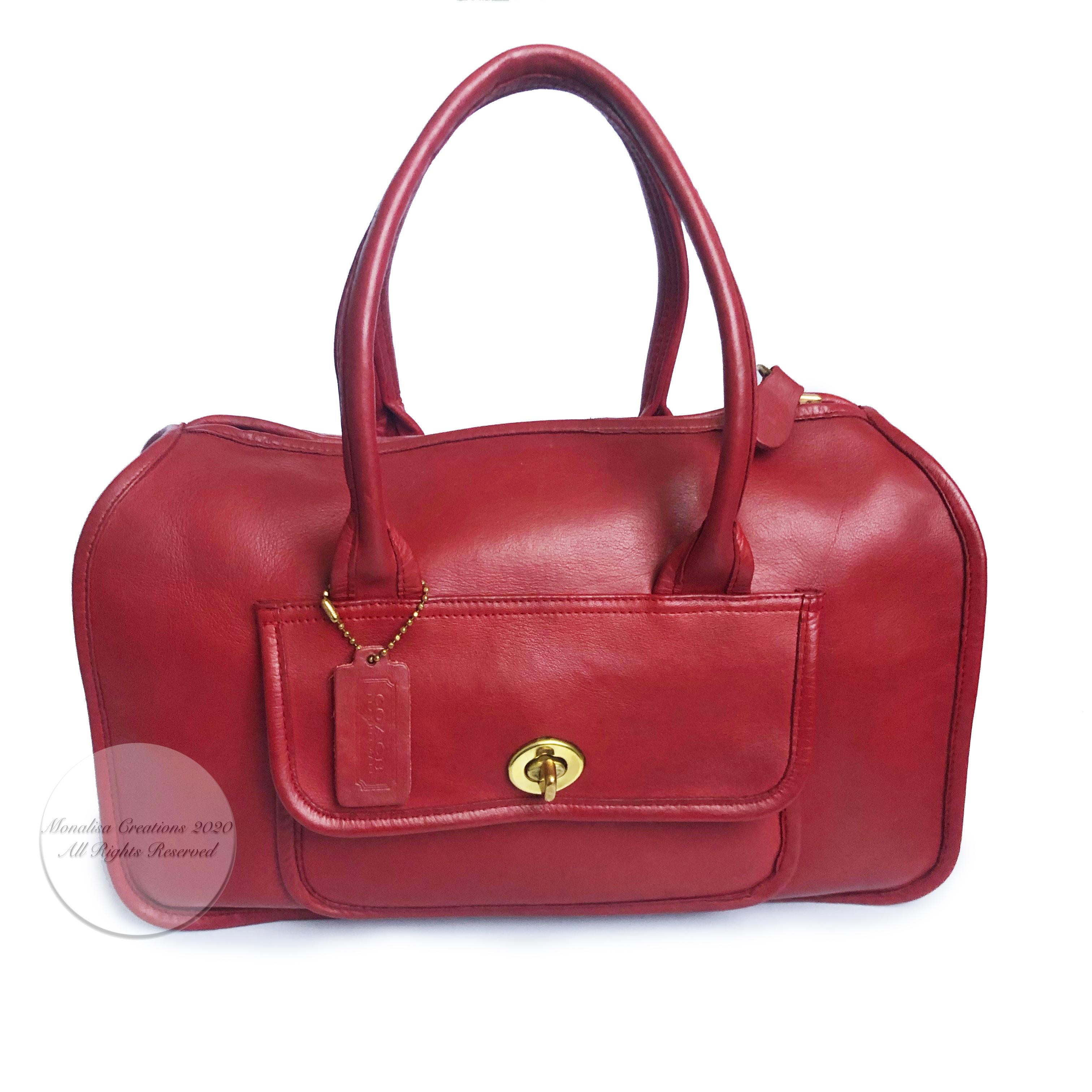 Authentische:: gebrauchte:: alte Bonnie Cashin für Coach rote Ledertasche oder doppelseitige Drehverschlusstasche:: wahrscheinlich aus den frühen 70er Jahren.  Äußerst seltene Tasche. Mit Drehverschlusstaschen an beiden Seiten und Hauptfach mit