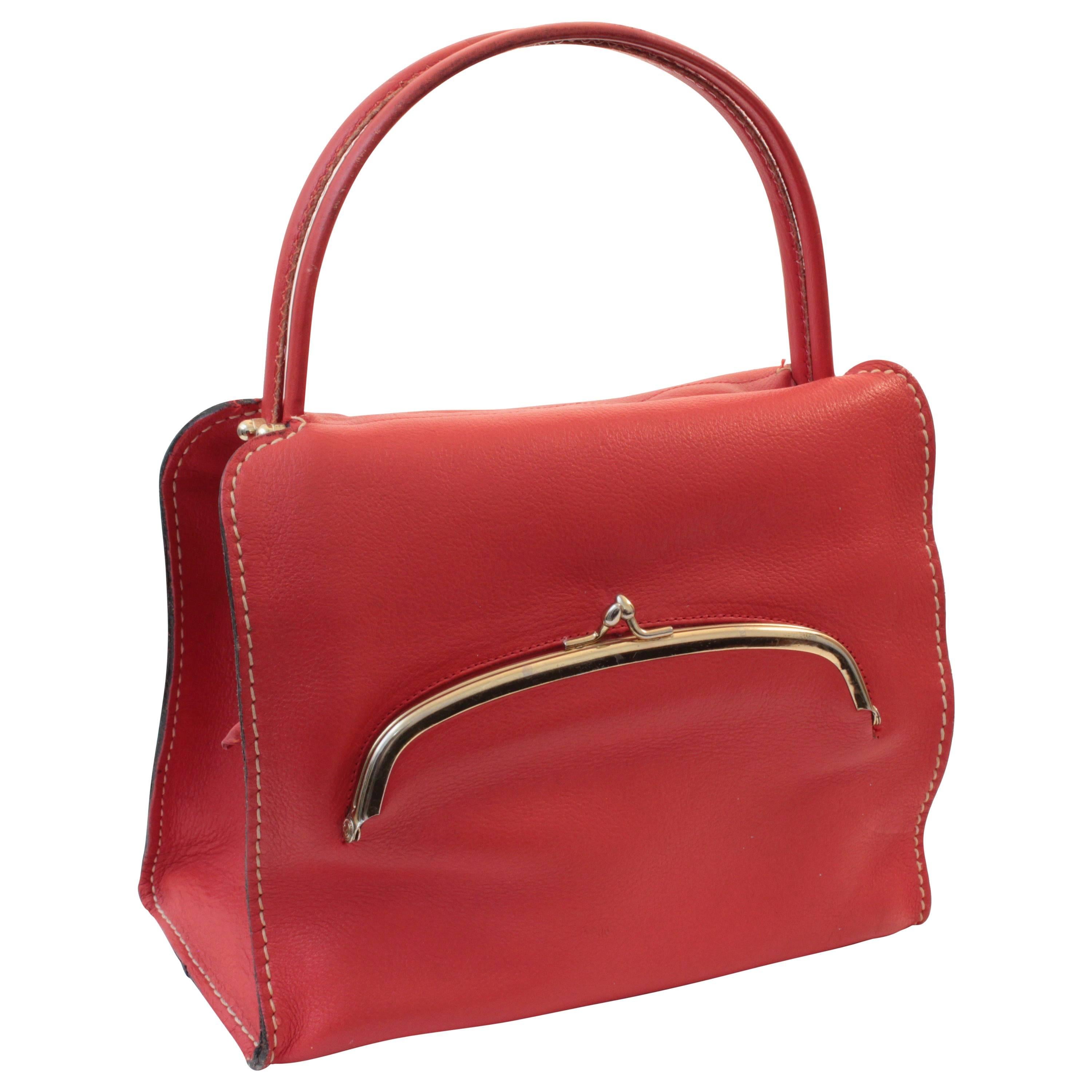 Authentique, d'occasion, vintage des années 60 Bonnie Cashin for Coach sac fourre-tout à anses articulées et fermeture à baiser, officiellement appelé le sac Cashin Carry Scissor Frame. Fabriqué en cuir rouge texturé, il est doté du porte-monnaie à