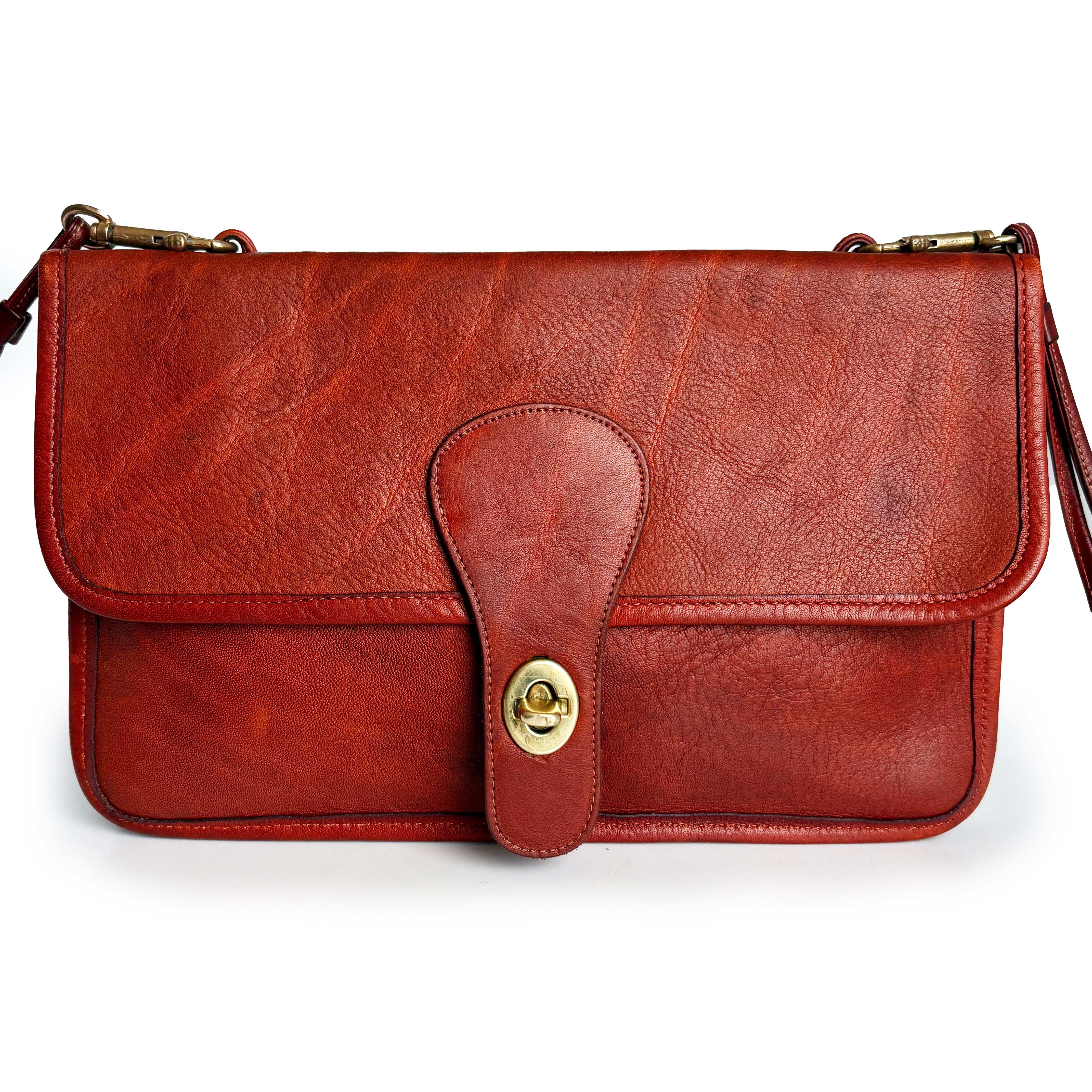 Diese alte Bonnie Cashin for Coach Twin Clutch ist ein unglaubliches Beispiel für das frühe Design von Coach und Bonnie Cashins unvergleichliches Talent für funktionalen Stil. Diese in den frühen 1970er Jahren hergestellte Tasche ist mit dem