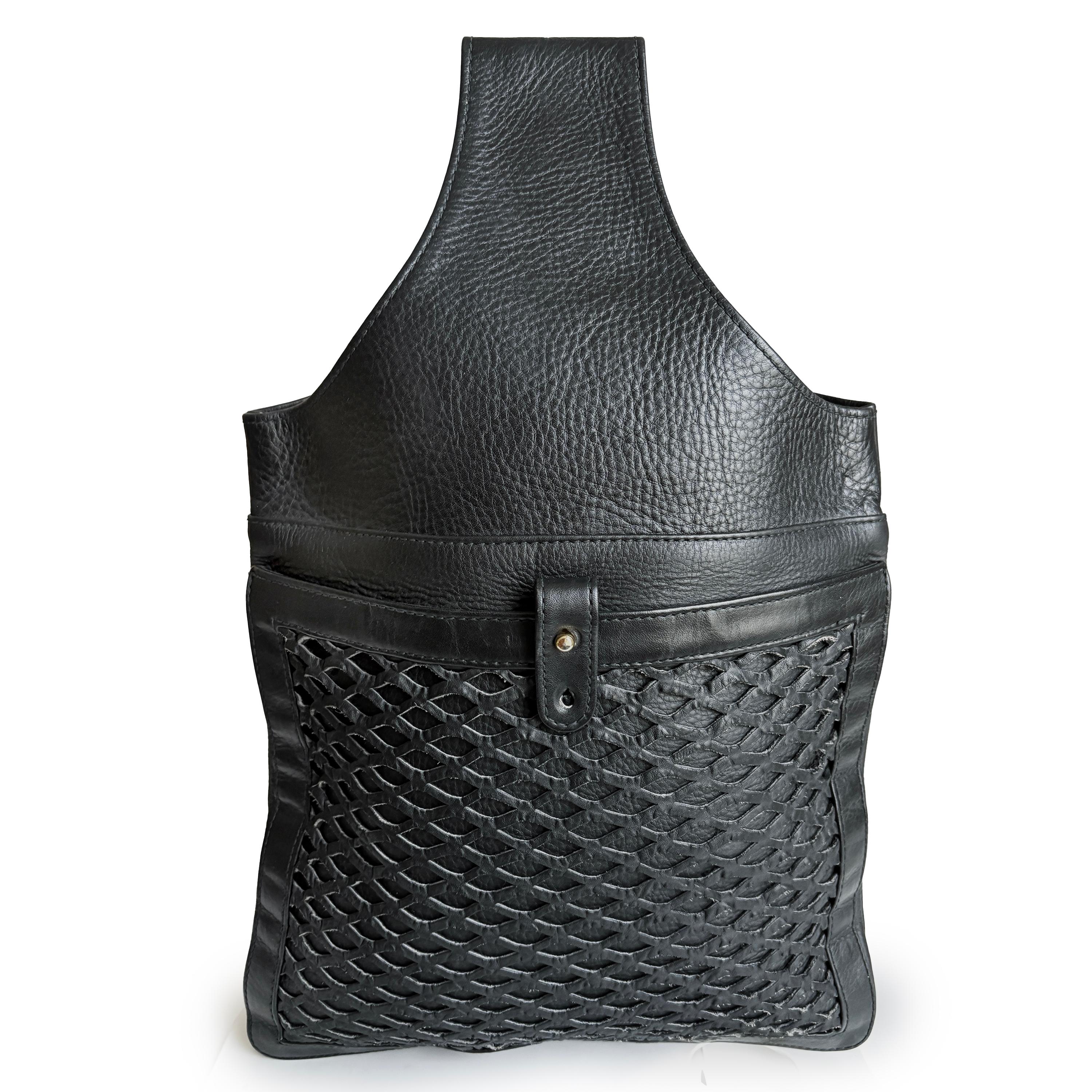 Bolsa bandolera Bonnie Cashin para Meyers vintage increíblemente rara, probablemente fabricada a mediados de la década de 1970. Fabricado en piel negra gruesa y flexible, este diseño distintivo presenta la característica mezcla de forma y