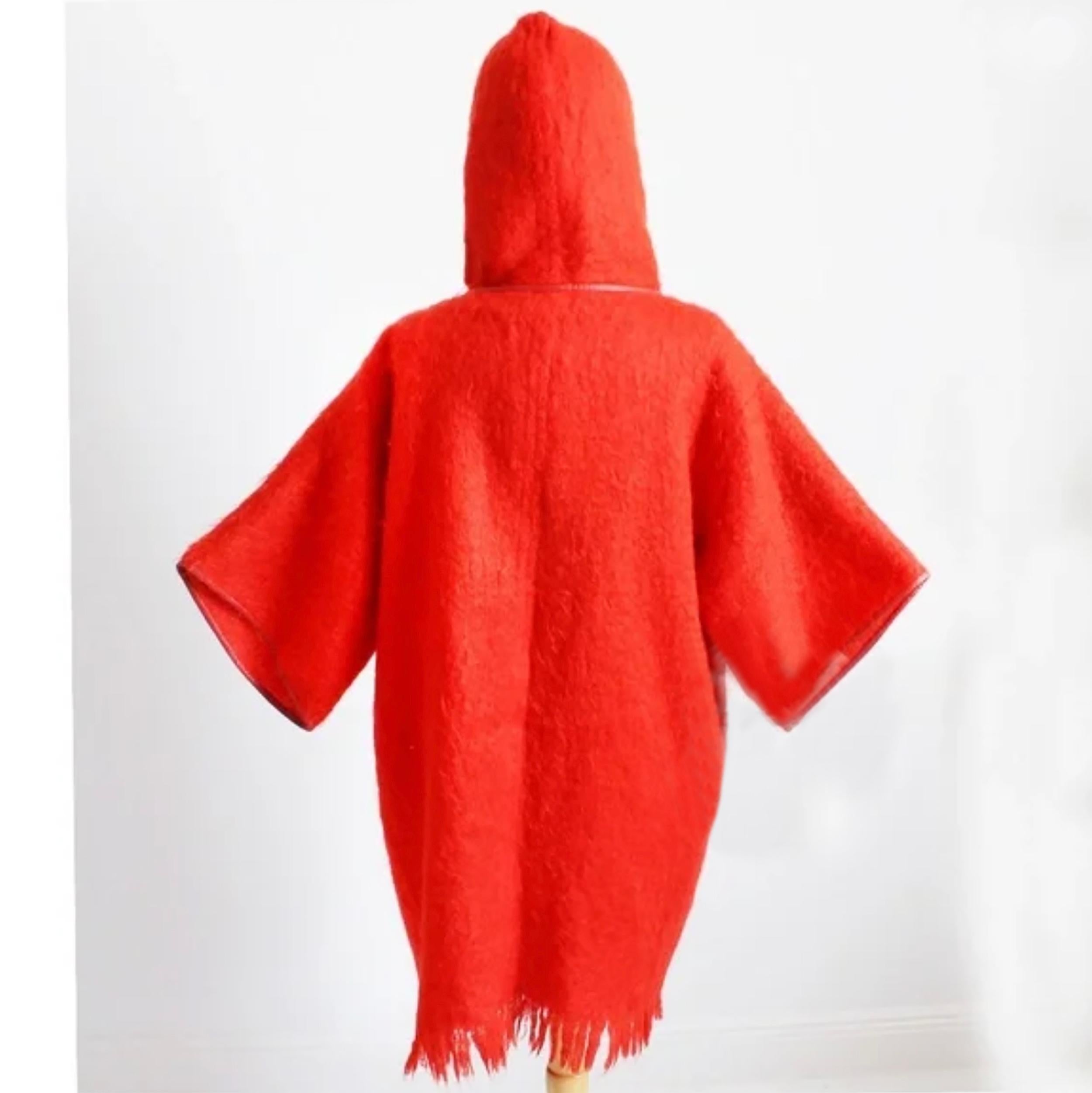 Bonnie Cashin for Sills Abrigo Kimono Manga Mohair Lana Con Capucha Recorte Cuero Años 60 en venta 5