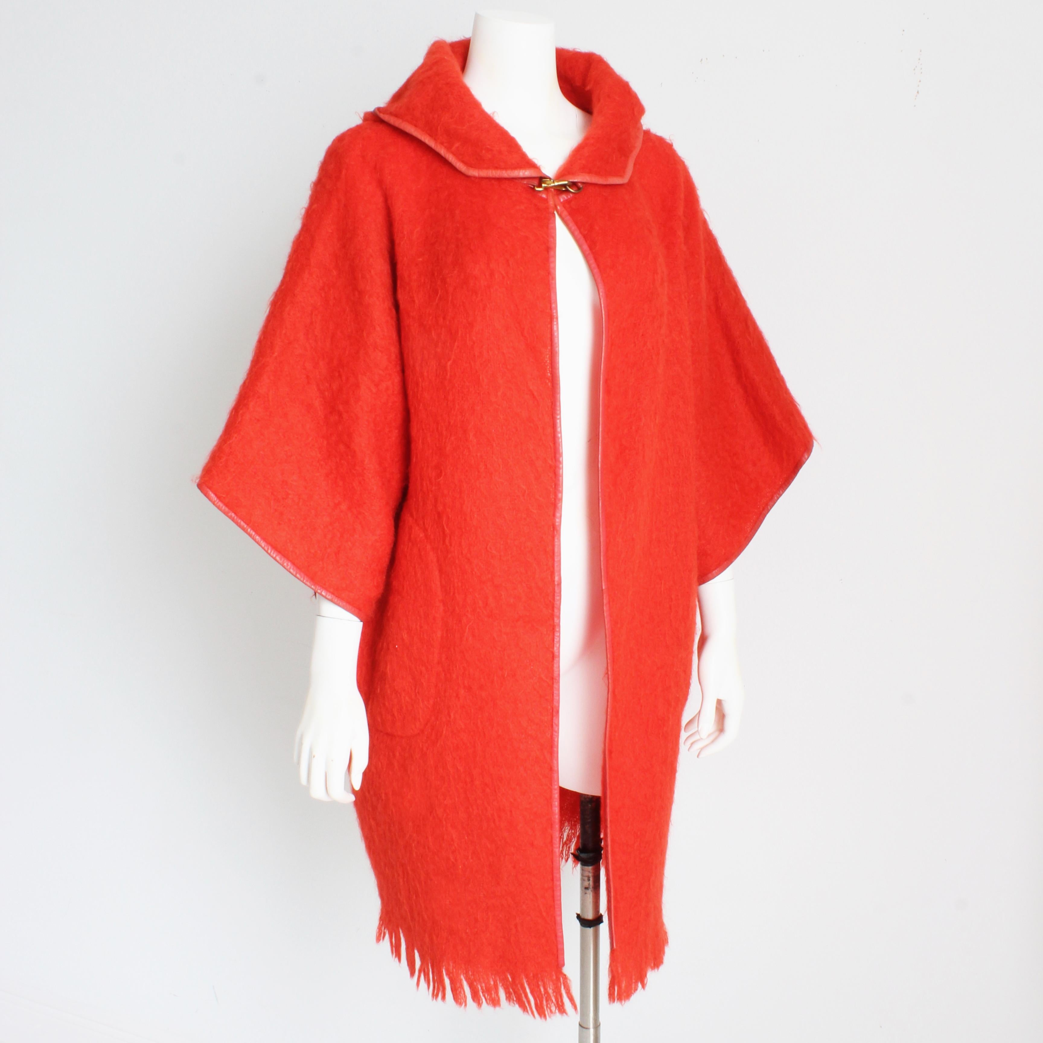 Bonnie Cashin for Sills Manteau à manches kimono et capuche en laine mohair avec bordure en cuir, années 60  Bon état - En vente à Port Saint Lucie, FL