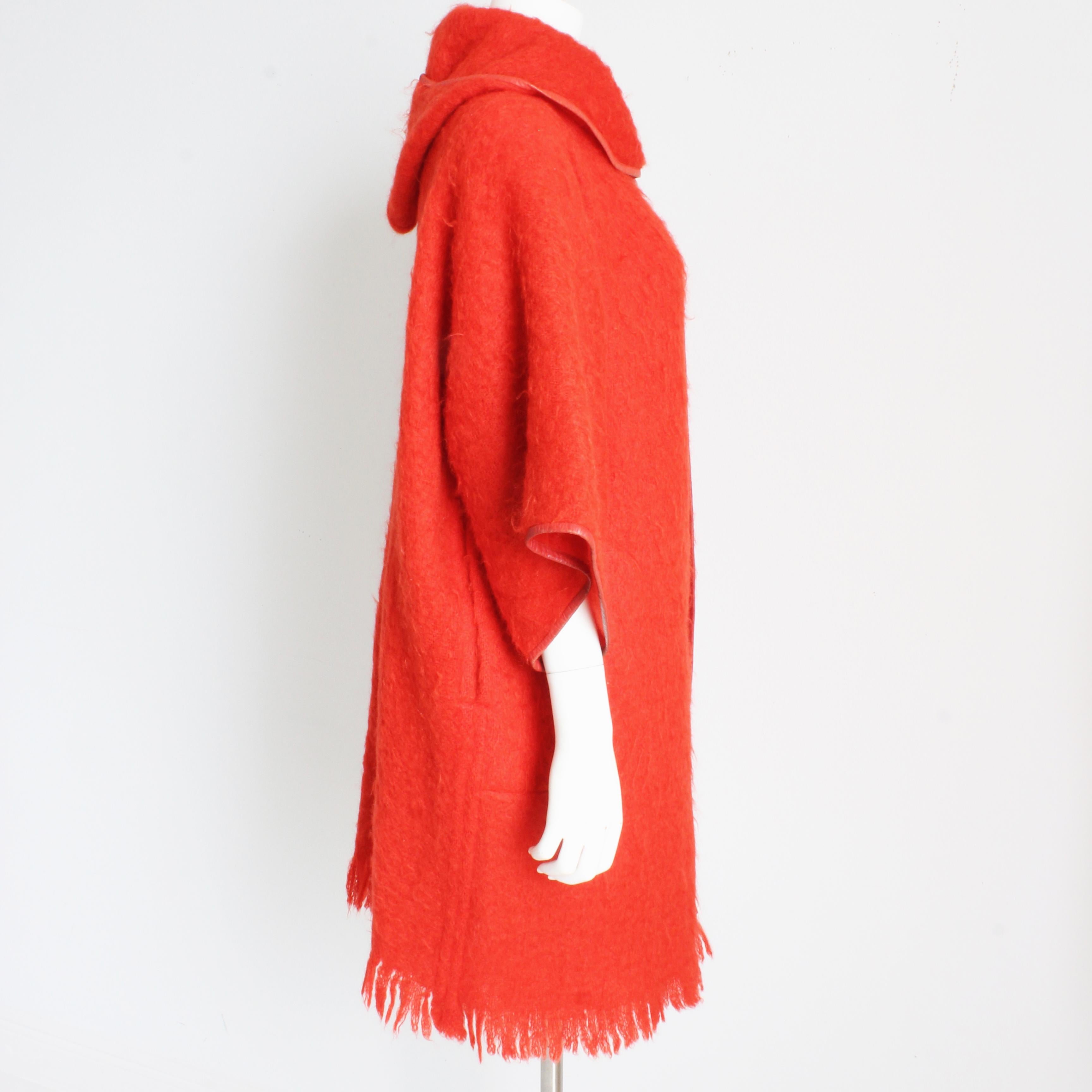 Femenino o masculino Bonnie Cashin for Sills Abrigo Kimono Manga Mohair Lana Con Capucha Recorte Cuero Años 60 en venta