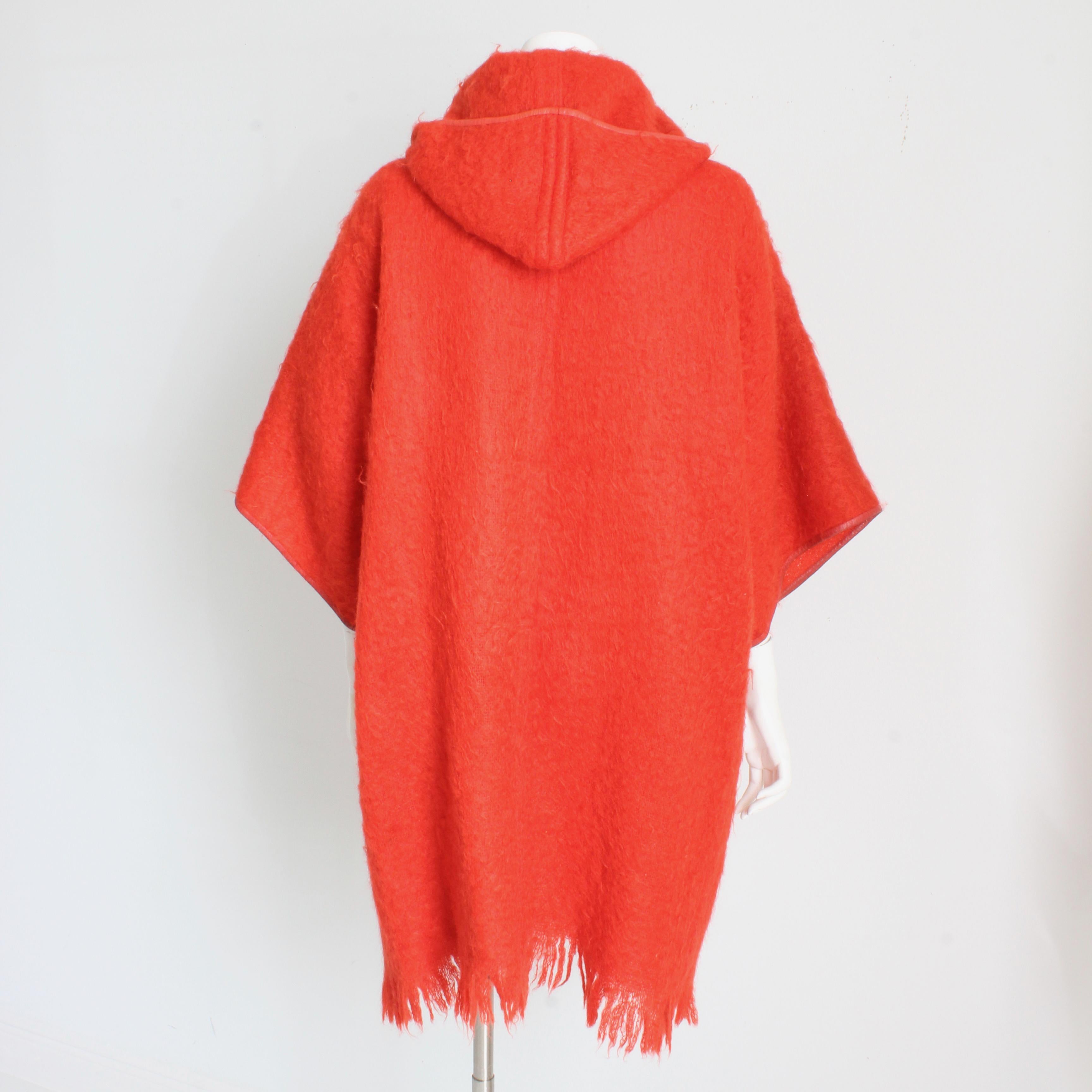 Bonnie Cashin for Sills Abrigo Kimono Manga Mohair Lana Con Capucha Recorte Cuero Años 60 en venta 1