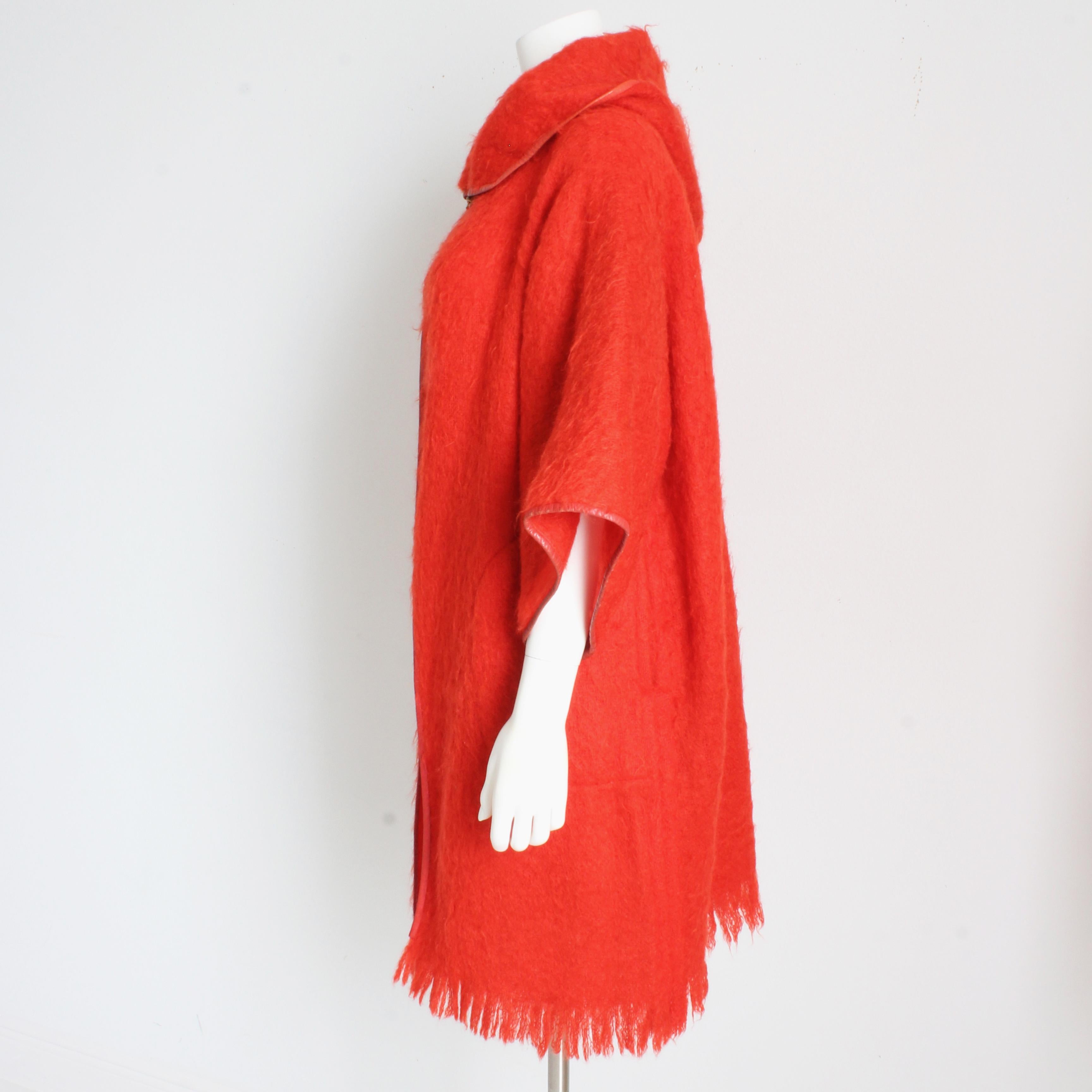 Bonnie Cashin for Sills Abrigo Kimono Manga Mohair Lana Con Capucha Recorte Cuero Años 60 en venta 2