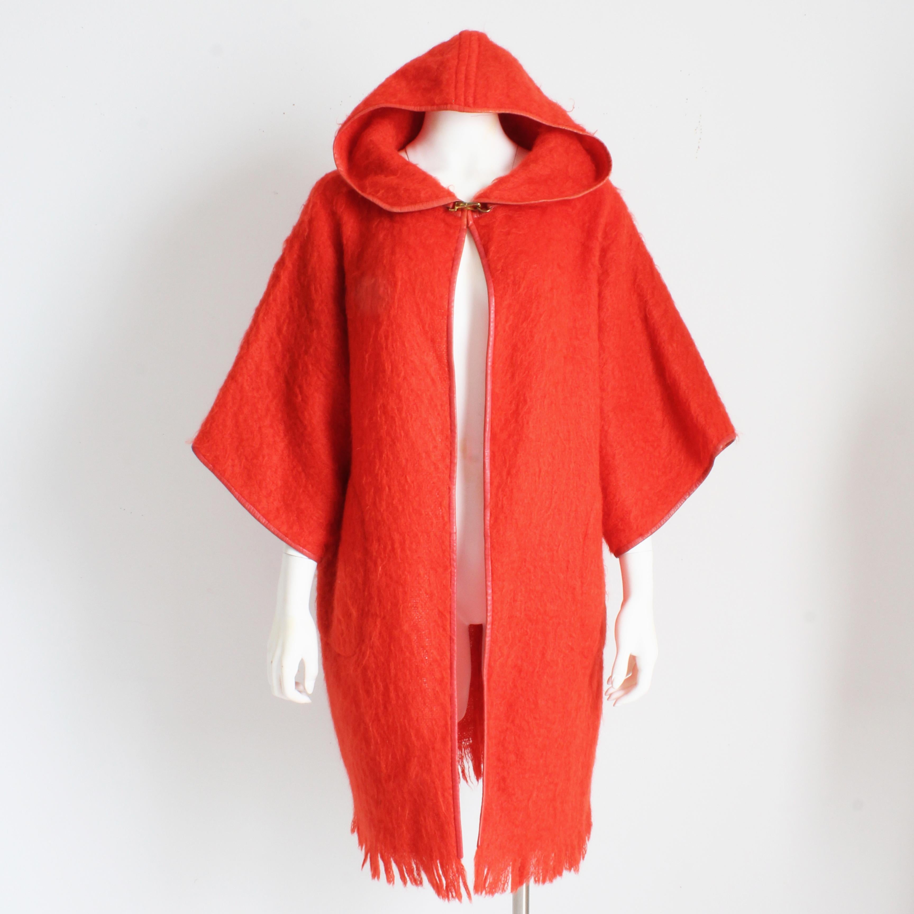 Bonnie Cashin for Sills Manteau à manches kimono et capuche en laine mohair avec bordure en cuir, années 60  en vente 4