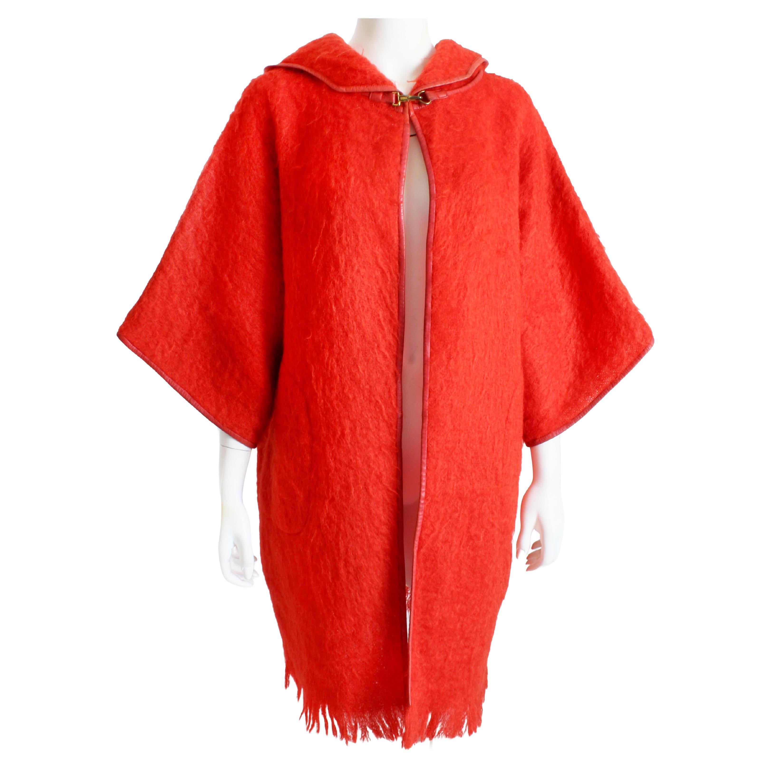 Bonnie Cashin for Sills Manteau à manches kimono et capuche en laine mohair avec bordure en cuir, années 60  en vente