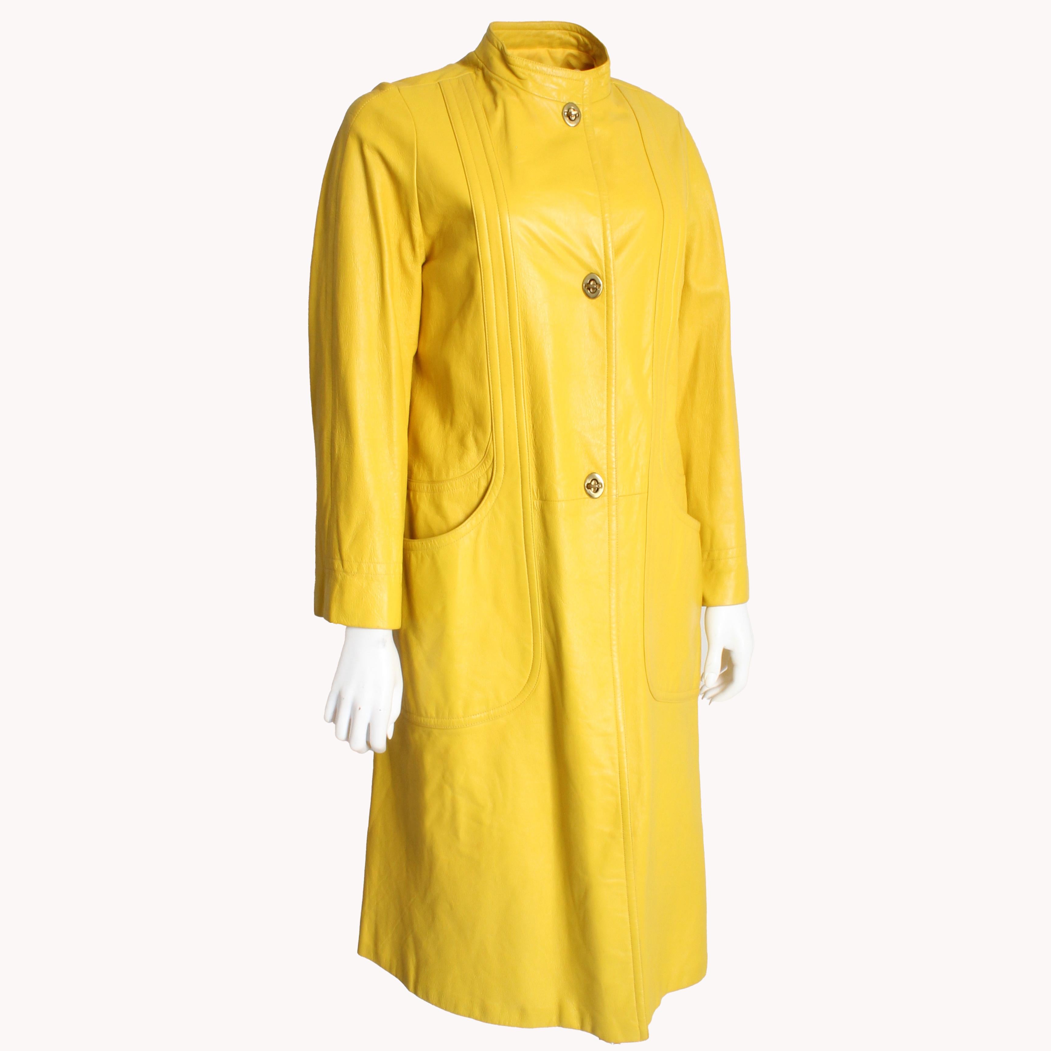Authentique manteau en cuir jaune vintage, d'occasion, de Bonnie Cashin pour Sills, très probablement dans les années 1960.  Réalisé en cuir Brilliante, il est doté de fermetures à tour de bras en laiton et de poches en demi-lune sur chaque hanche !
