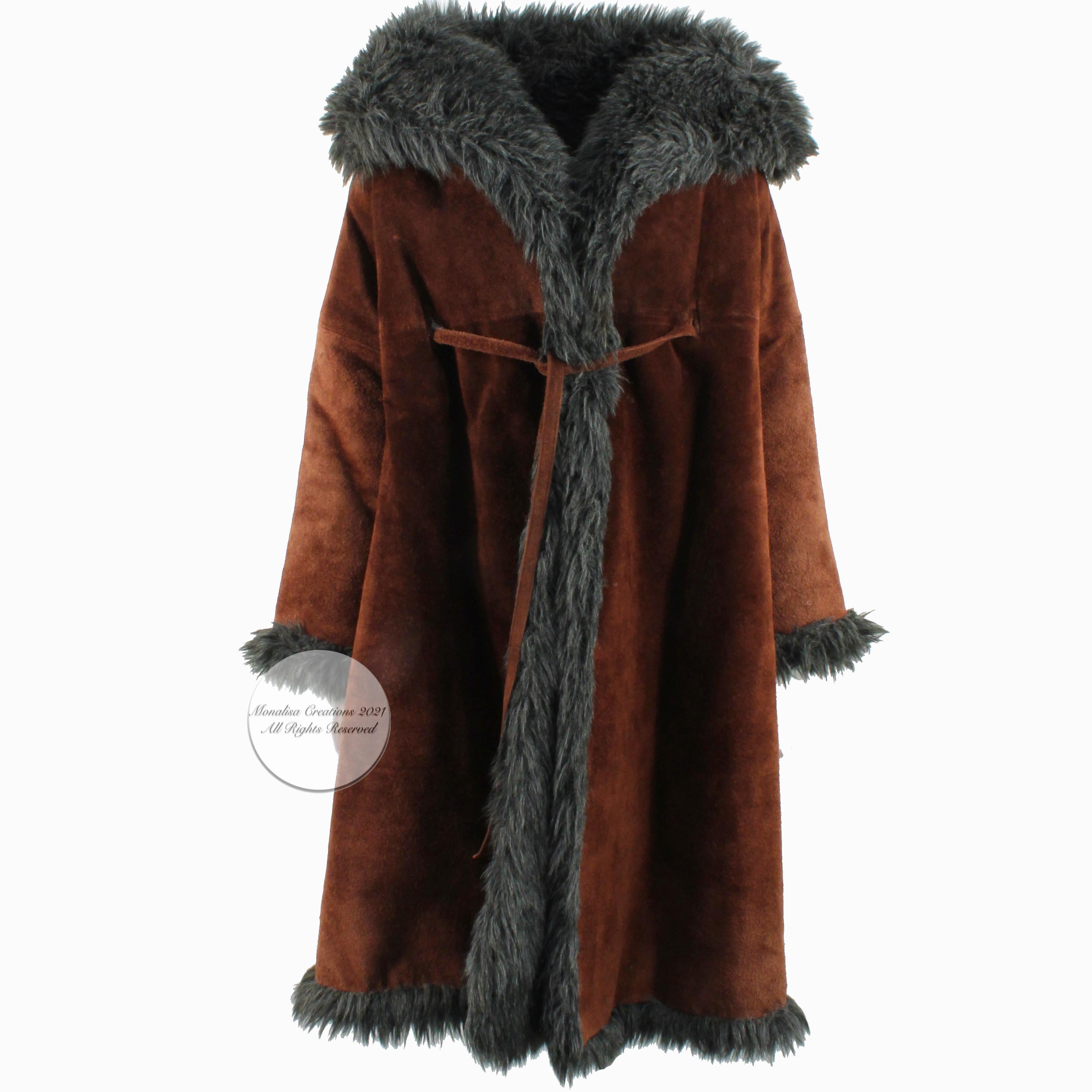 Fabuleux manteau Noh de Bonnie Cashin for Sills, probablement réalisé dans les années 60. Réalisé en daim marron acajou, il est doublé de fausse fourrure grise hirsute et se noue à l'aide d'un nœud de cravate en daim. Des poches en demi-lune sur