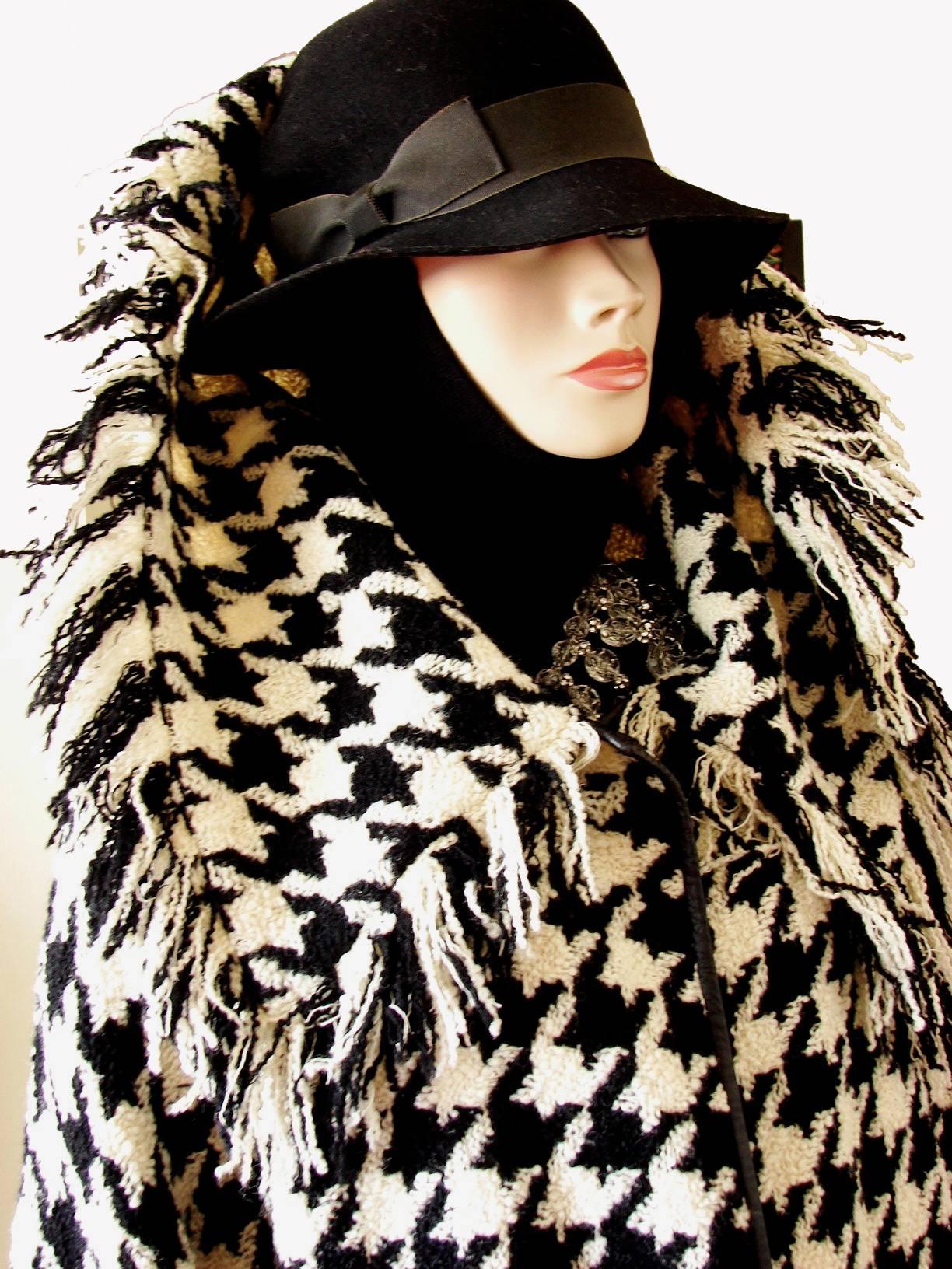 Bonnie Cashin for Sills Cappotto e gonna in lana bouclé pied-de-poule con frange e collo a scialle in vendita 4