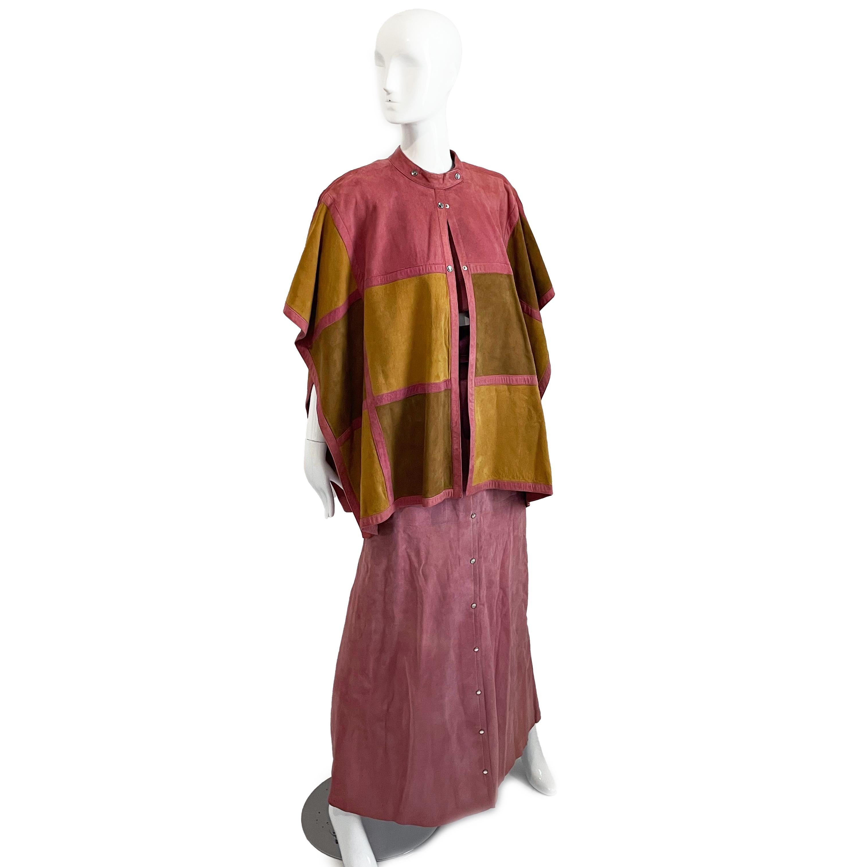 Preowned, vintage Bonnie Cashin for Sills suede patchwork poncho or cape, likely made in the 70s.  

Made from shades of dusty rose, butterscotch and olive-hued caramel suede leather patchwork, it fastens with pearlized snaps at the collar and