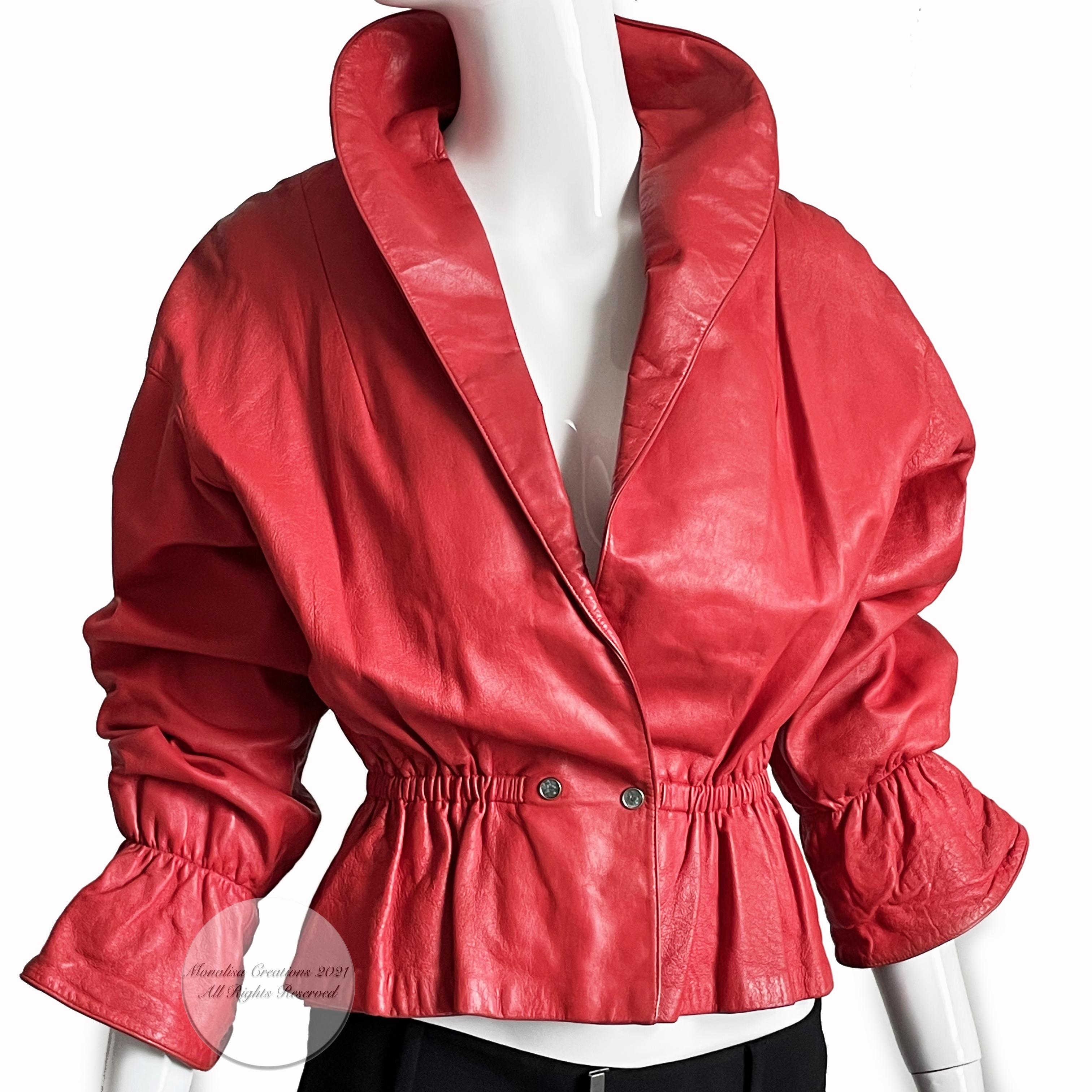 Authentique veste en cuir rouge vintage de Bonnie Cashin pour Sills, datant du début des années 60. Un style incroyablement rare de la mère du sportswear américain moderne !  Réalisée en cuir rouge, elle présente des manches Dolman, un col châle,