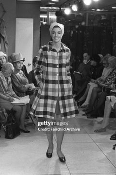 Bonnie Cashin per Sills, primavera 1968: cappotto in tweed di lana a quadri color crema, con documentazione
