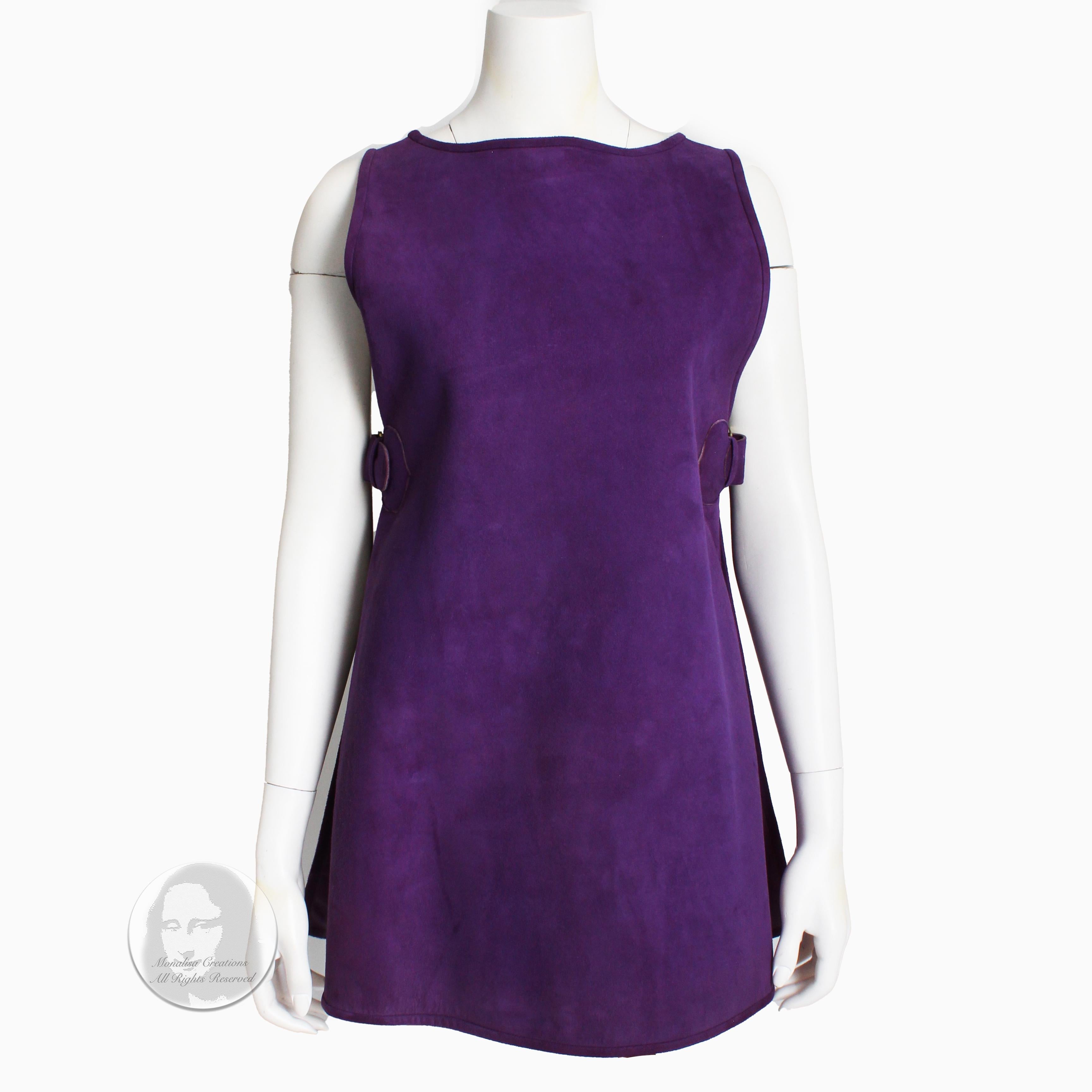 Authentique robe tunique ou tabard vintage Bonnie Cashin for Sills en daim violet lilas, probablement fabriqué dans les années 60. Vendue à l'origine par Saks 5th Avenue, où elle était vendue au détail pour 100 $ (ce qui vaut aujourd'hui 110 $ en