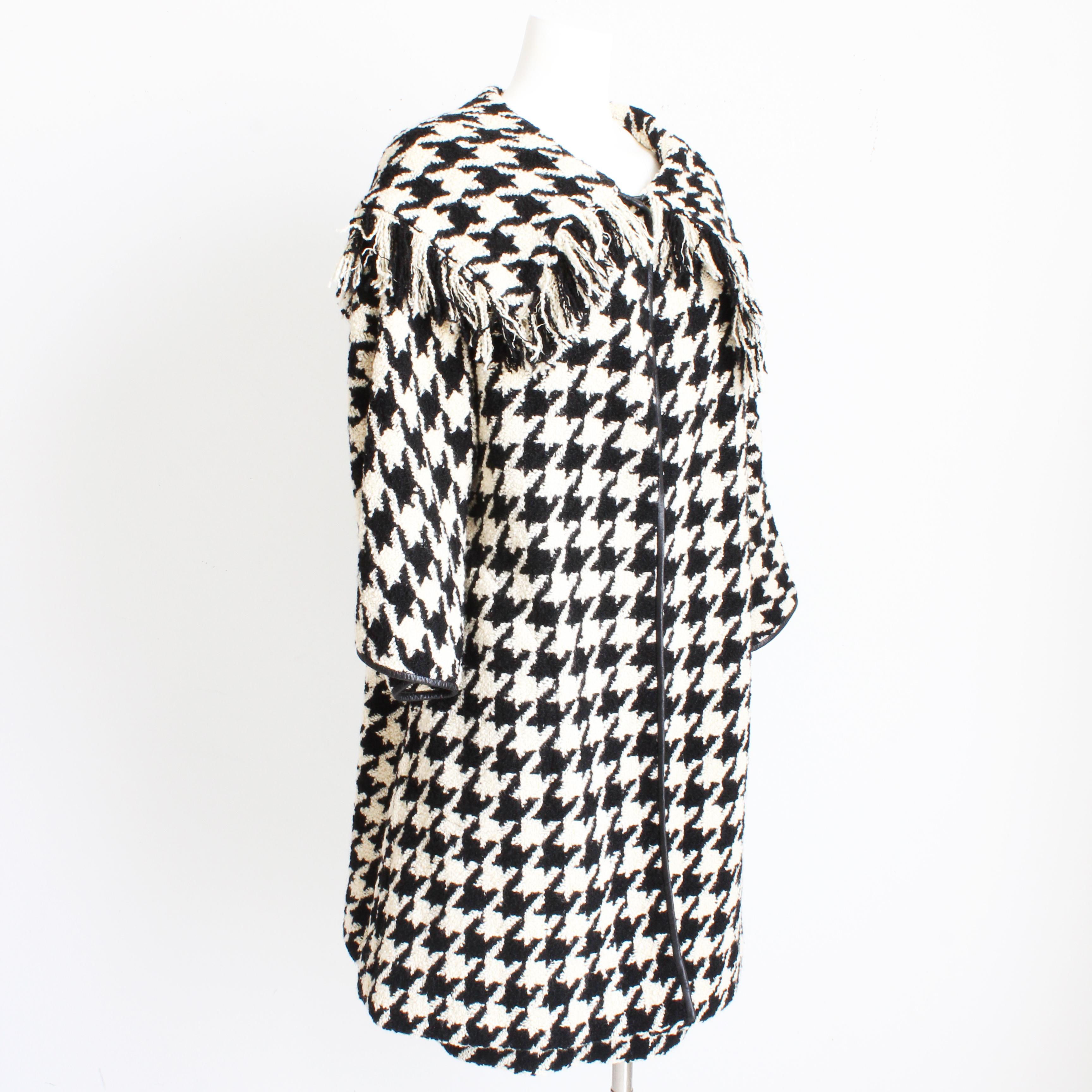 Bonnie Cashin Mantel und Rock Set Houndstooth Boucle Fransen 2pc Anzug Schal Kragen im Angebot 1