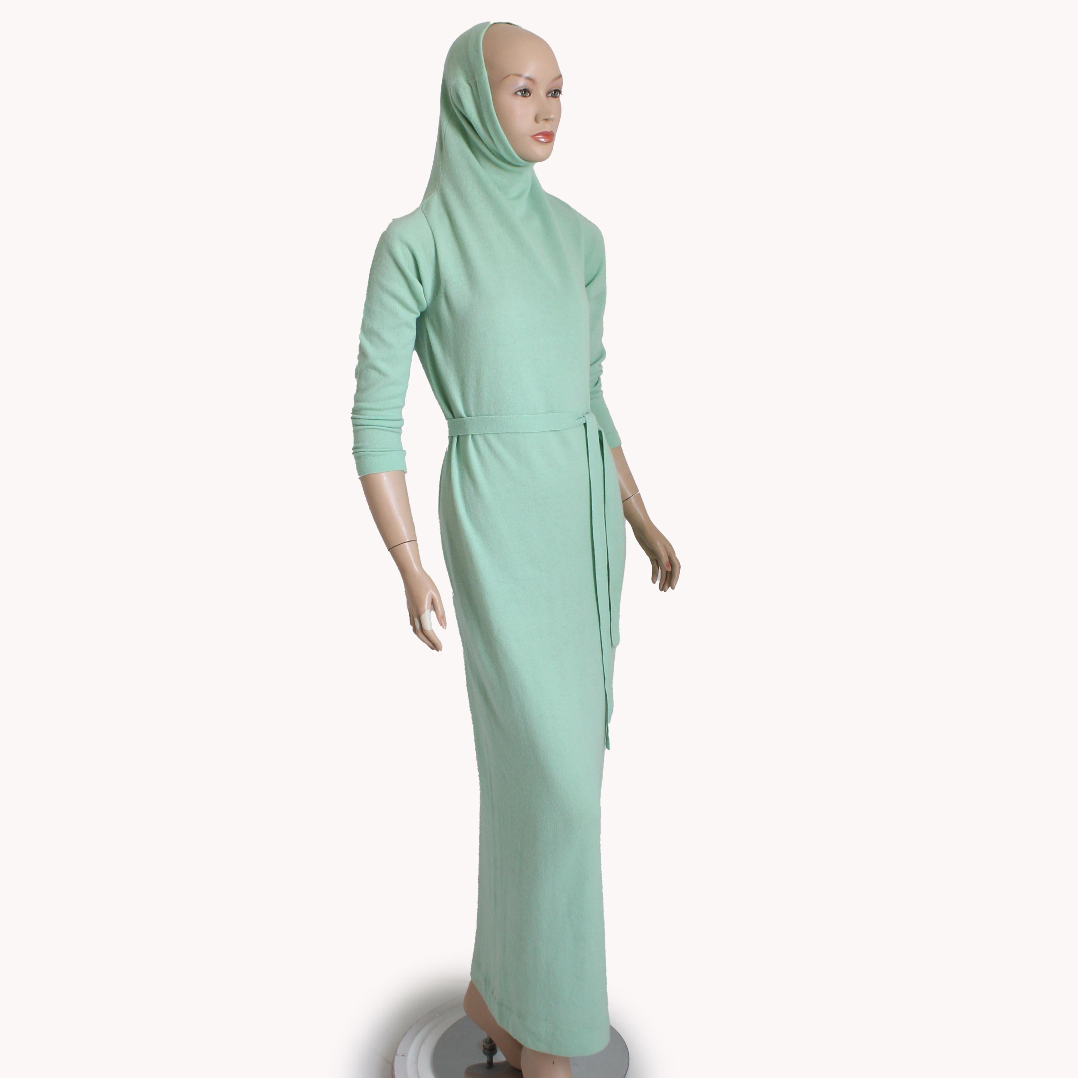 Robe longue ceinturée vintage Bonnie Cashin d'occasion, probablement fabriquée au milieu des années 70. Réalisée en tricot de cachemire souple d'un magnifique vert menthe, elle se glisse sur la tête, n'est pas doublée et est accompagnée de sa