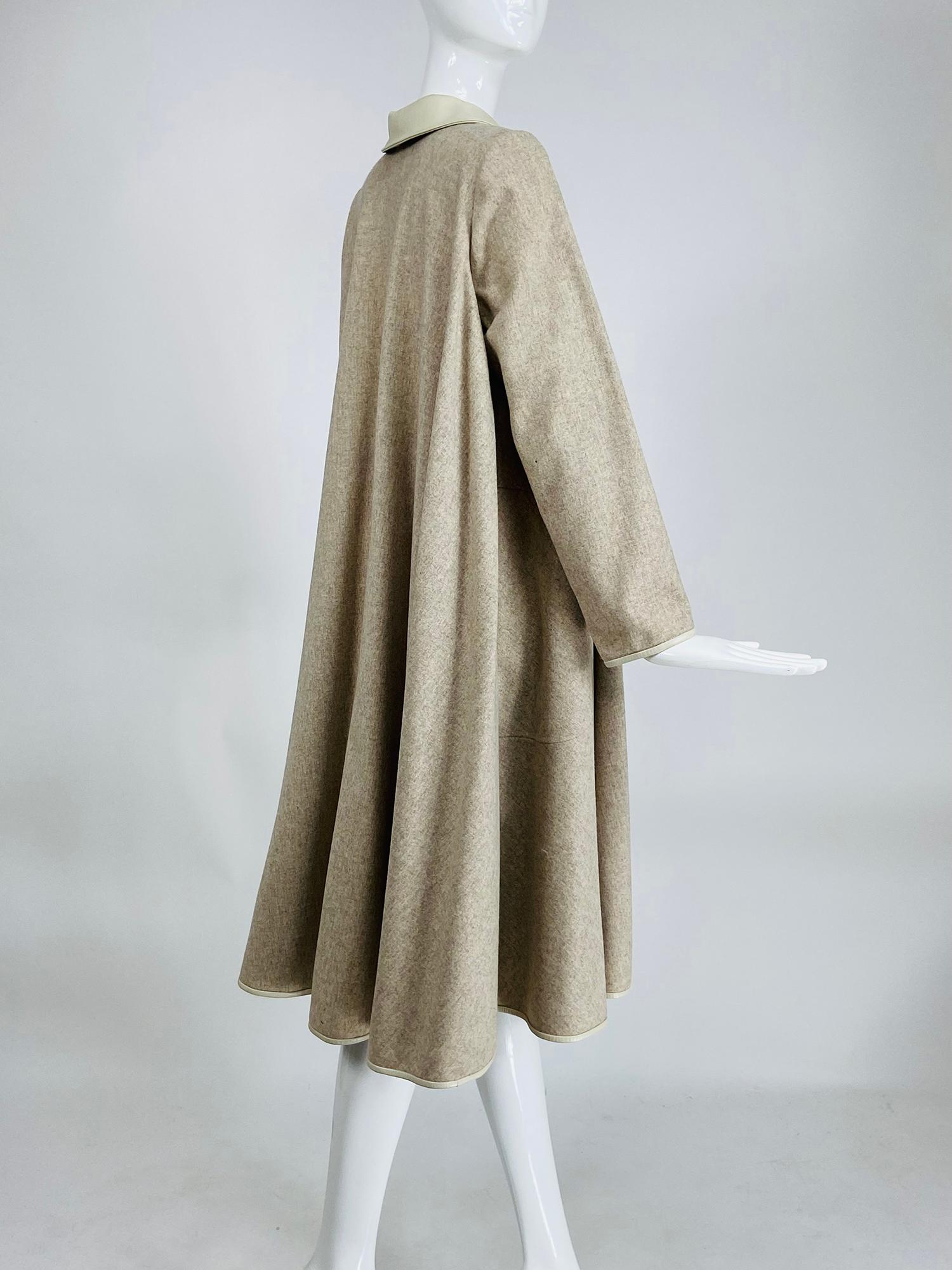 Bonnie Cashin hafermehlfarbener doppelseitiger Wollmantel mit Lederbesatz und schrägem Kreis 1970er Jahre (Grau) im Angebot