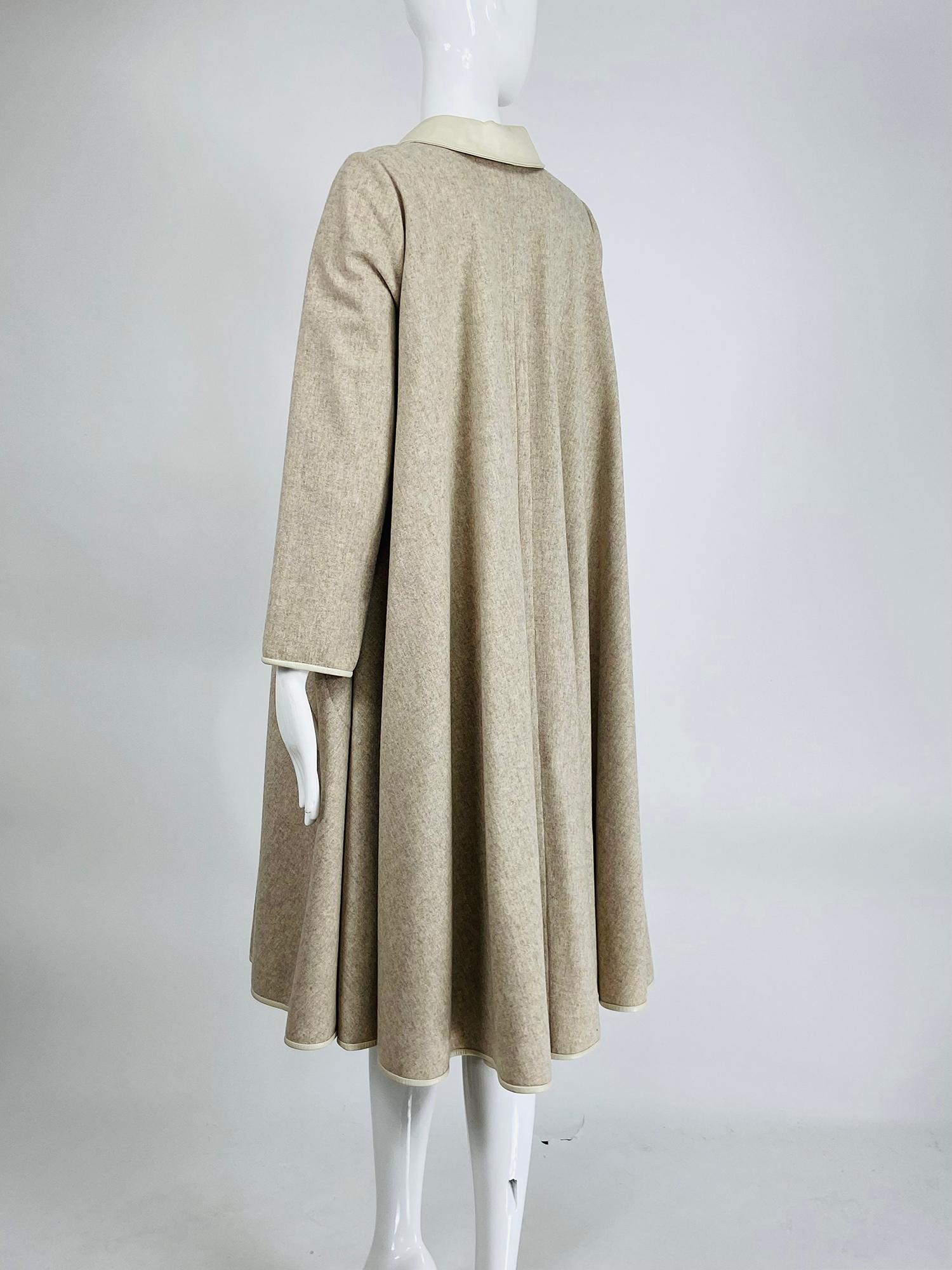 Bonnie Cashin hafermehlfarbener doppelseitiger Wollmantel mit Lederbesatz und schrägem Kreis 1970er Jahre Damen im Angebot