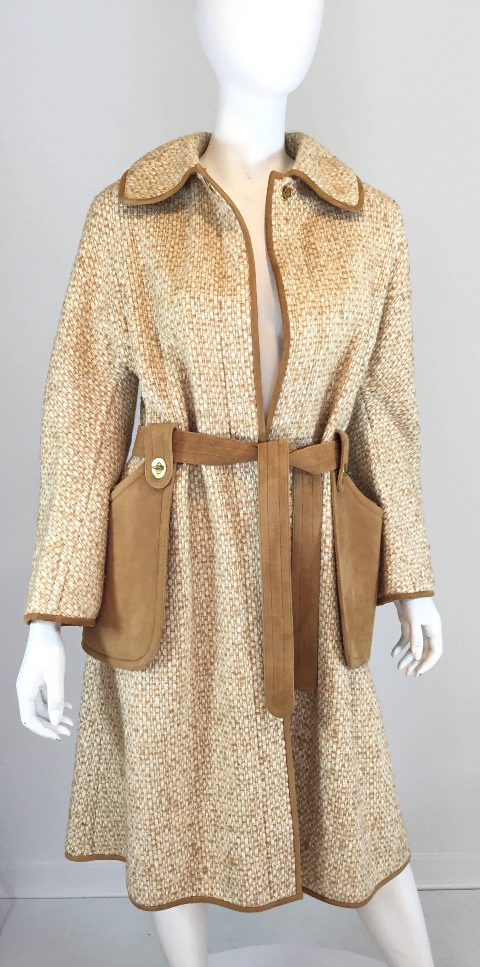 Bonnie Cashin coat from 1970's has suede leather belt, XL suede removable pockets and suede trimmings. The removable pockets with Coach turncock fasteners at the waist and gold-tone turncock Coach turn lock closure at the neck.  Excellent