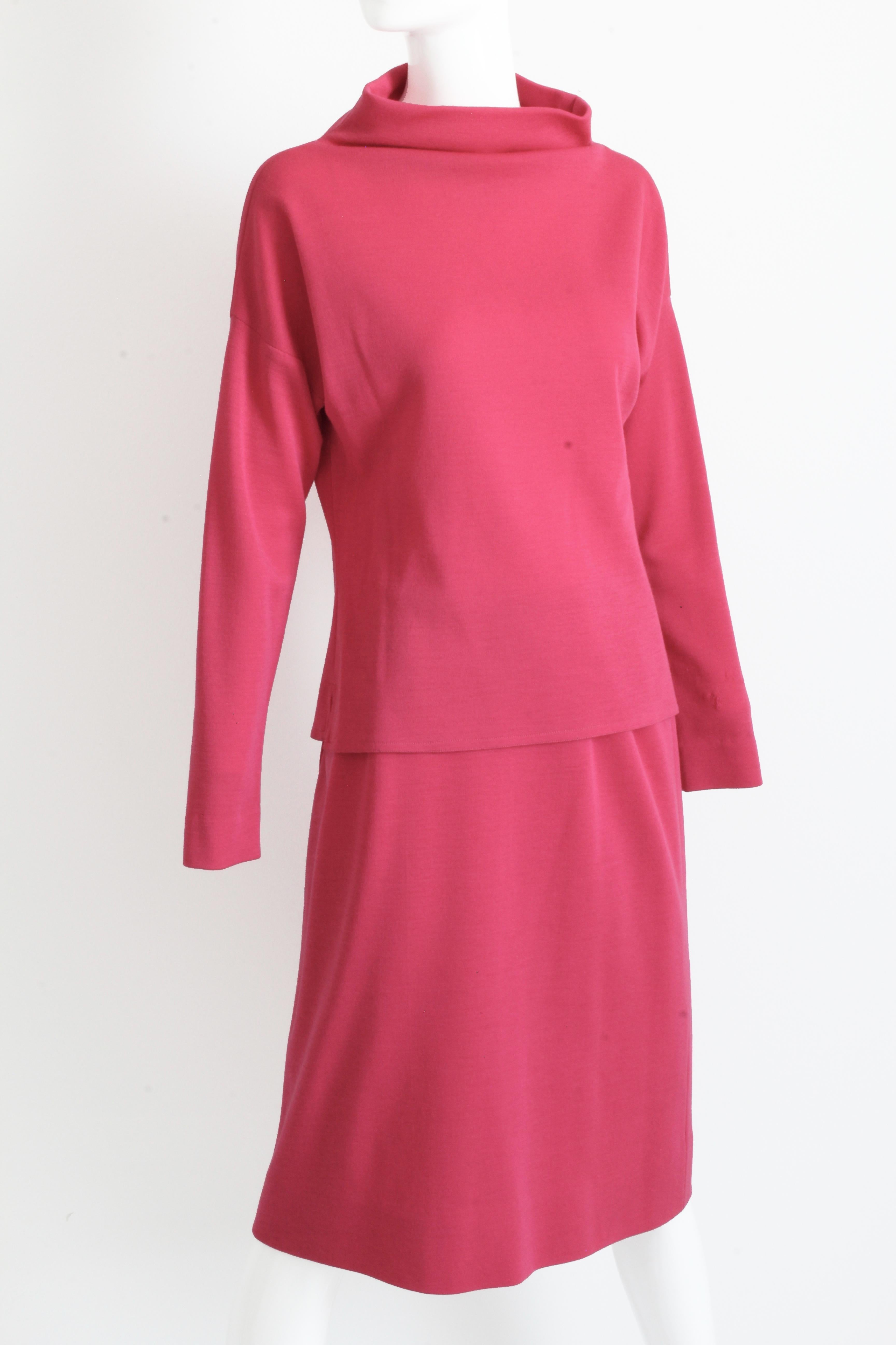 Ce costume rose de 2 pièces a été fabriqué par Bonnie Cashin pour Sills, probablement au début des années 1960.  Fabriquée en tricot de jersey rose, elle est accompagnée d'un haut à manches raglan et d'une jupe crayon doublée.  La couleur est