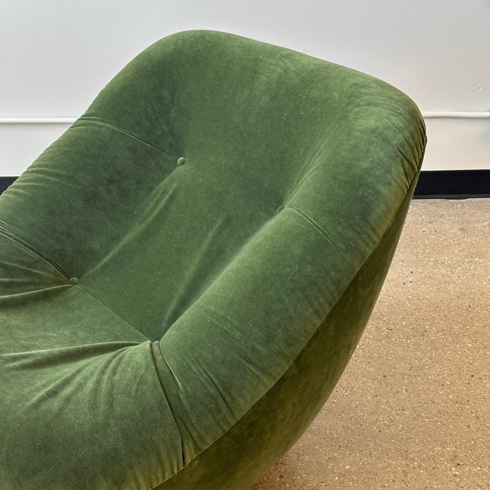 c. 2000s. Rembourré en tissu velours vert. 

