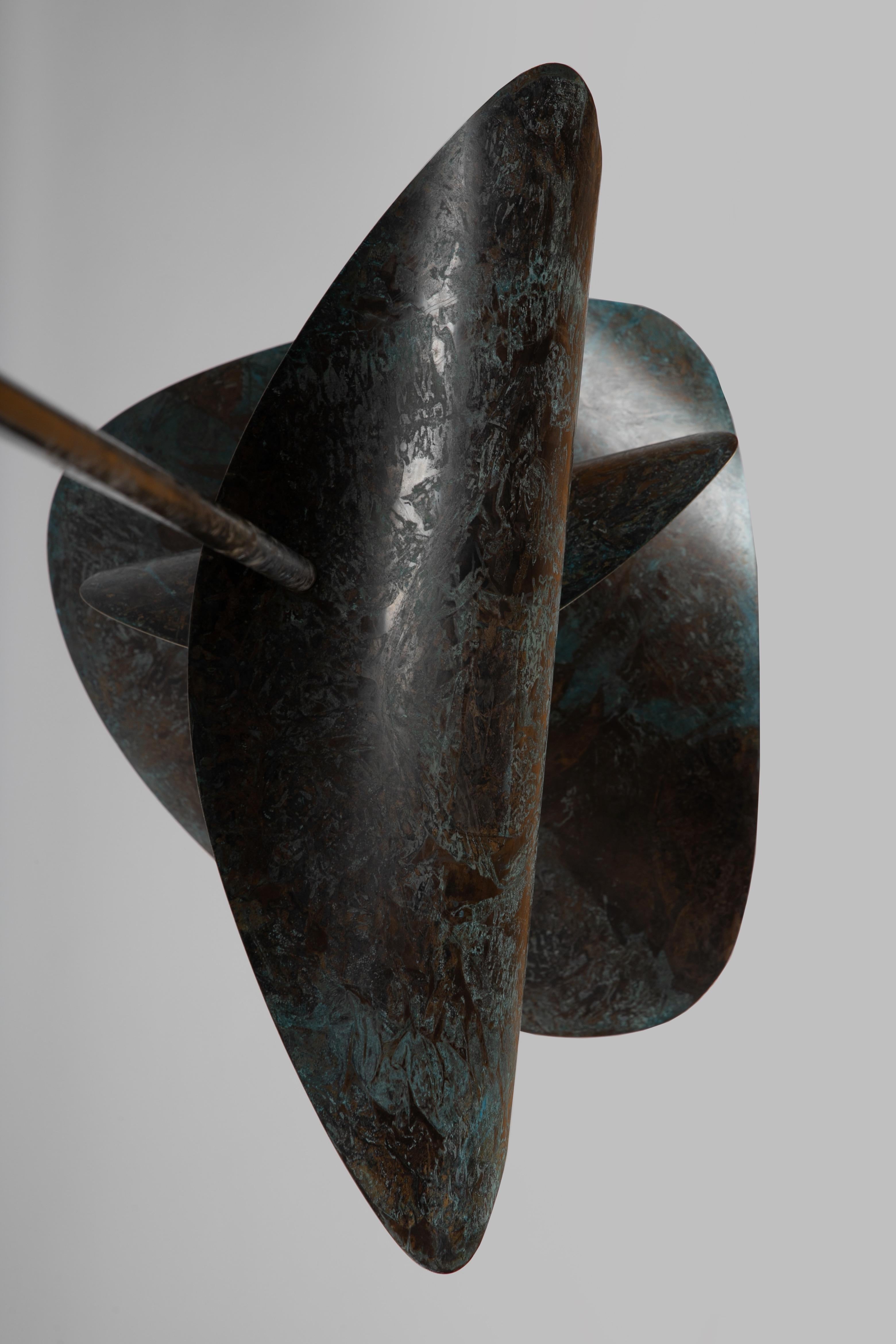 Bonnie Config 1 Zeitgenössischer XL LED-Kronleuchter in Bronze oder Messing mit Skulptur im Zustand „Neu“ im Angebot in Torslanda, SE