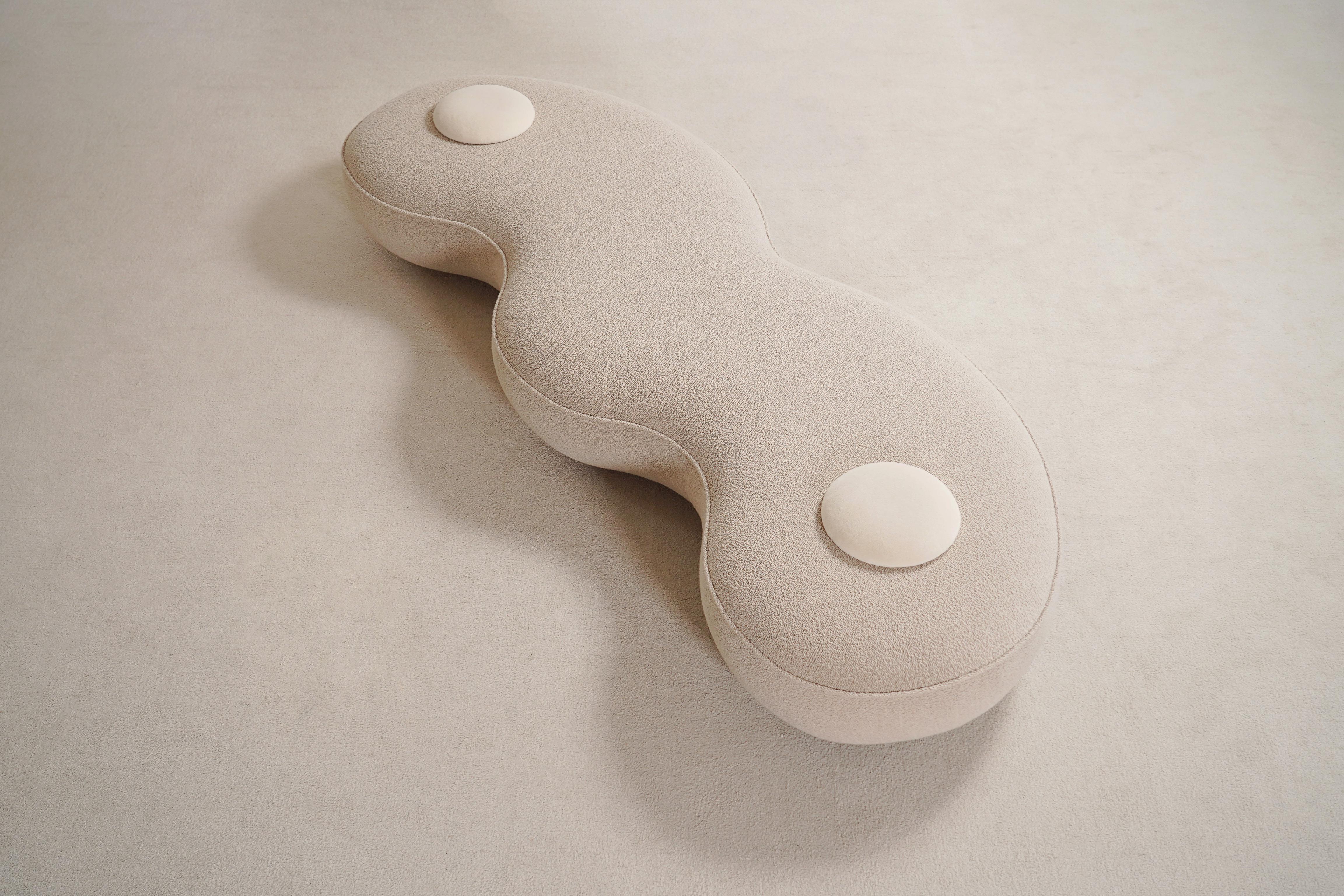 Bonnie Daybed by Proisy Studio. 

Bonnie est un lit de jour ou une banquette incurvée de 3 mètres de long, élégant et raffiné, conçu par Proisy Studio. Cette pièce fait partie d'une collection nommée 