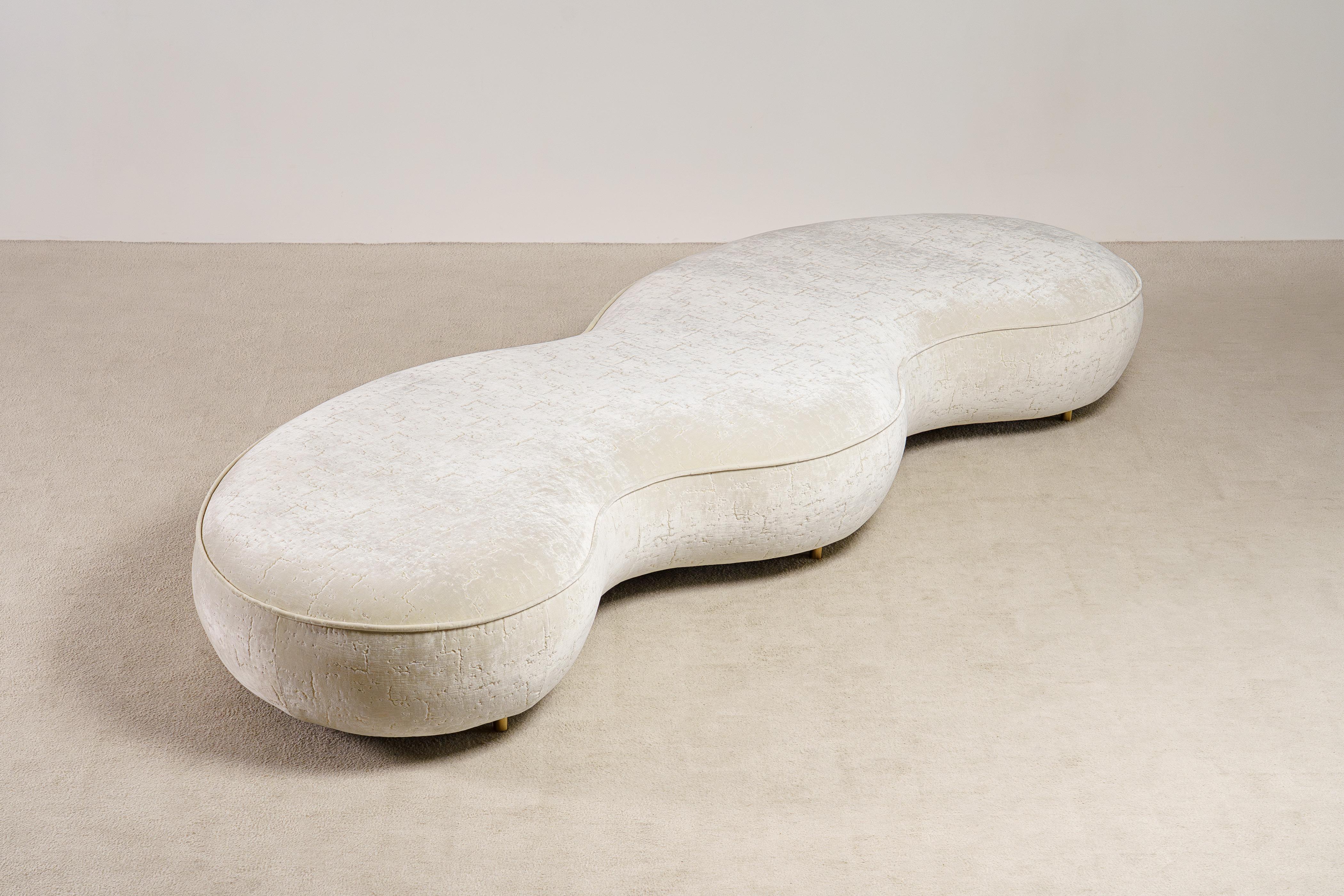 Bonnie Daybed XL Size By Proisy Studio

Édition numérotée

Le lit de jour Bonnie prolonge le langage sculptural de la collection Modern Cowboy de Proisy Studio, une composition horizontale pure où le design rencontre le repos.
Partageant les mêmes