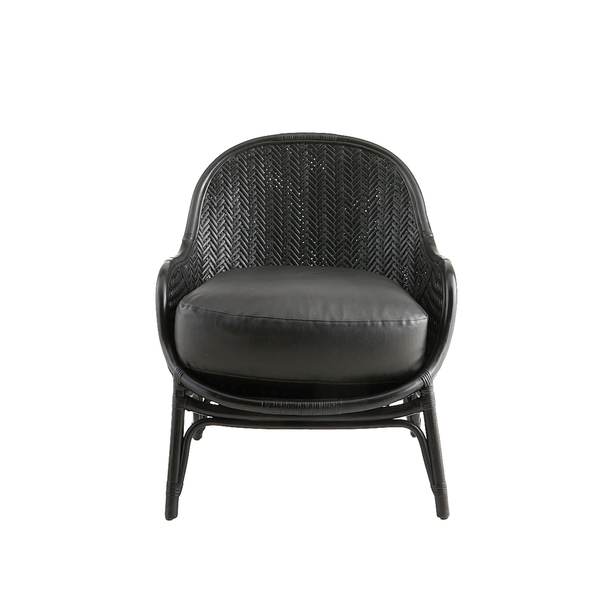 Sophistiquée et accueillante, cette version contemporaine d'un salon classique en osier allie l'artisanat traditionnel à la sensibilité moderne. Tissé de manière experte à partir de rotin noir épuré dans un fin motif à chevrons, le design dégage une