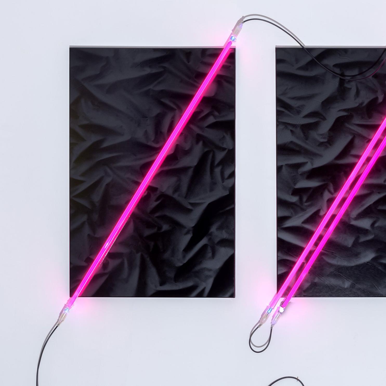 medium: smalto su pleura e illuminazione al neon
trittico - 46 x 28 x 3 pollici

Bonnie Maygarden è un'artista multimediale che ha conseguito un master in Studio Arts presso la Tulane University. La distruzione dell'uragano Katrina l'ha indotta a