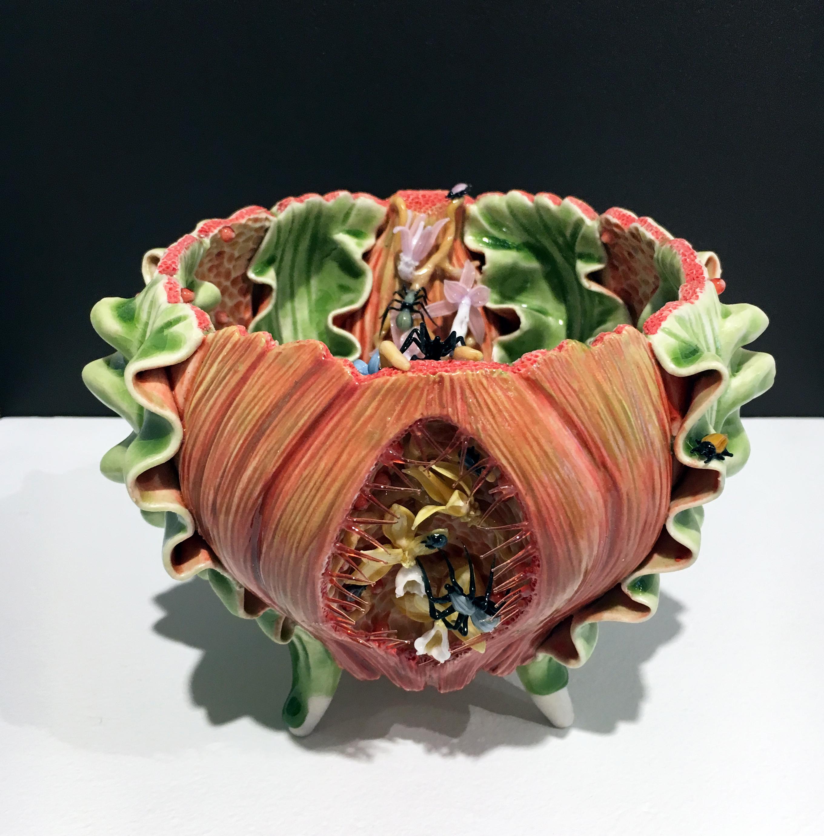 Bonnie Seeman Still-Life Sculpture – "Schale", Porzellan-Skulptur mit Glas-Details, anatomische Referenzen, Glasur